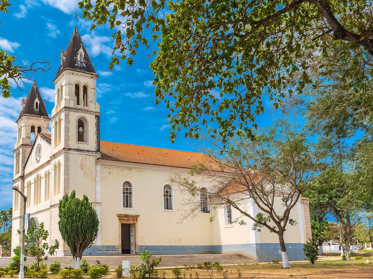  Catedral de Nuestra Señora de la Gracia en el centro de São Tomé, con escaleras que le dan acceso y árboles alrededor