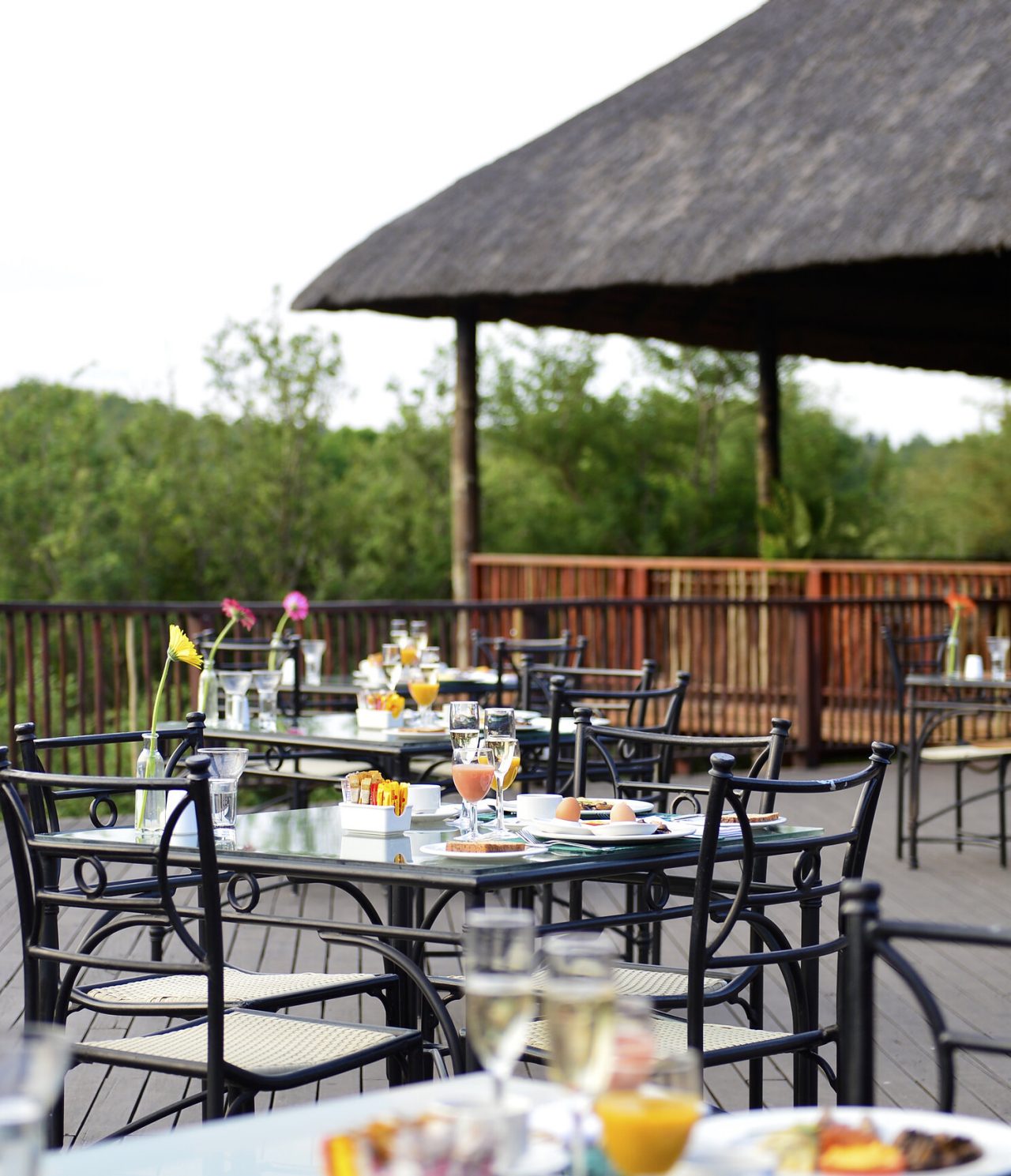 El bar Eshonalanga, del Hotel 4 Estrellas en Kruger Park, tiene una terraza con varias mesas para desayunar