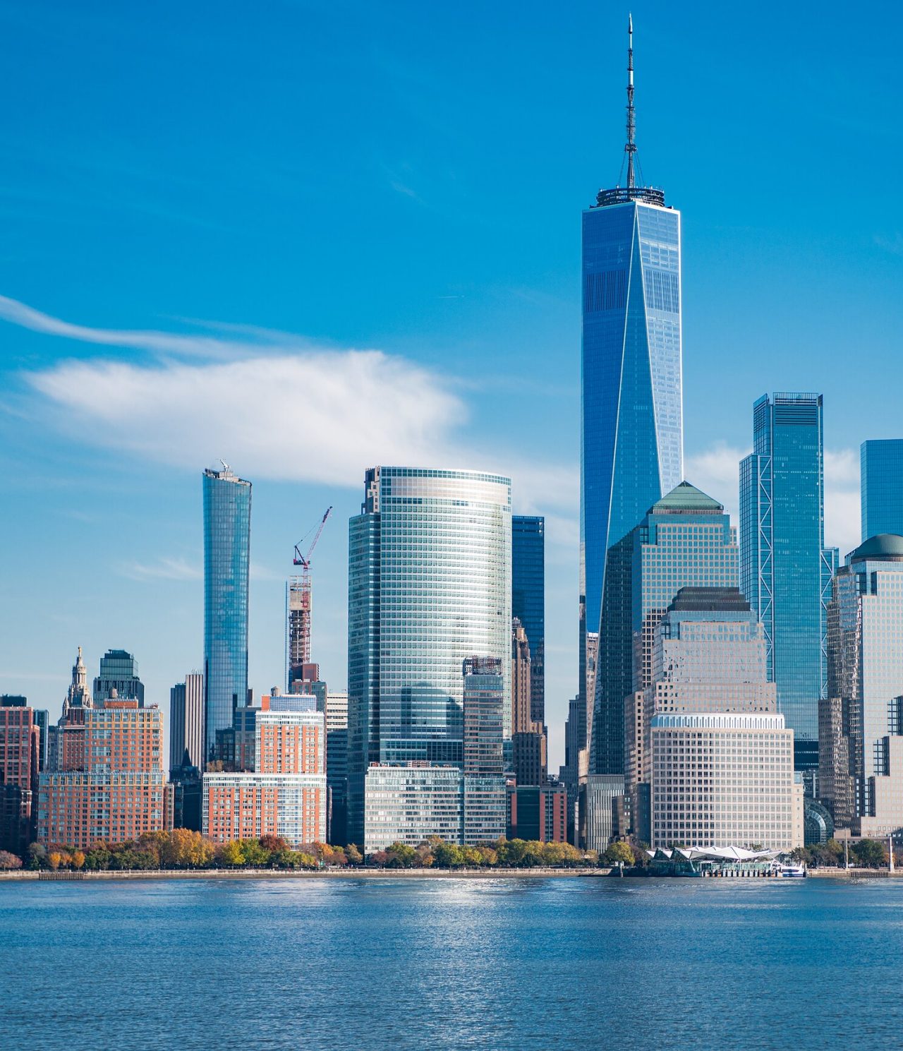 Vista panorámica de la isla de Manhattan, con el One World Trade Center destacándose entre otros edificios altos