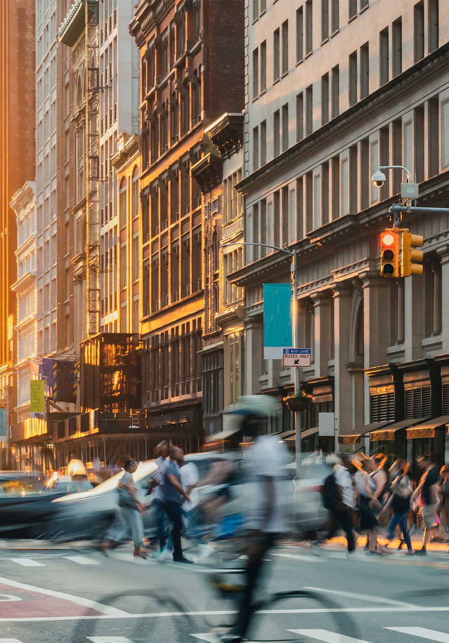 Vista de la Quinta Avenida en Manhattan, Nueva York, con rascacielos y movimiento de coches y personas