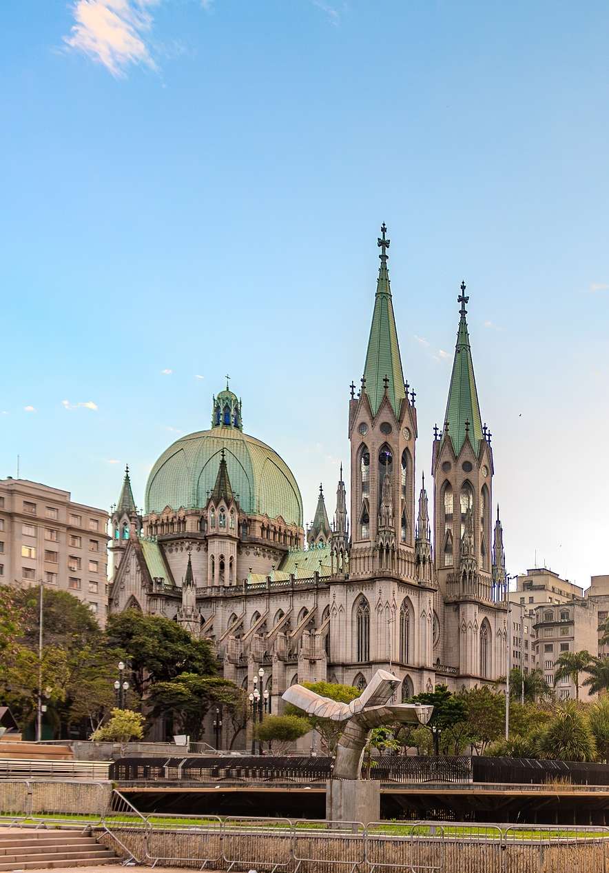 Catedral de la Sé en São Paulo, en la Plaza de la Sé, con arquitectura neogótica y altas torres detalladas