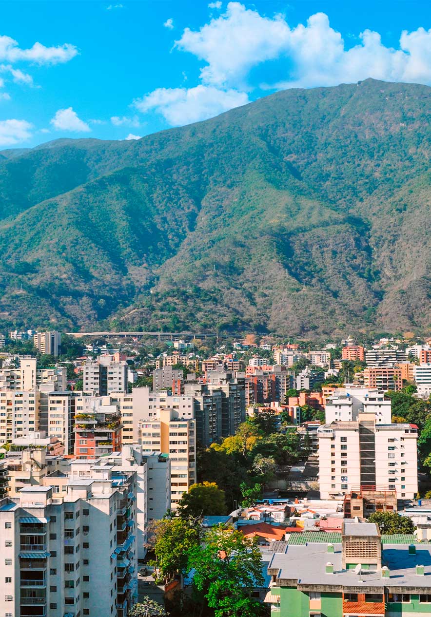 Hospédate en Pestana Caracas y disfruta de la vista al Parque Nacional Ávila, con sus montañas verdes