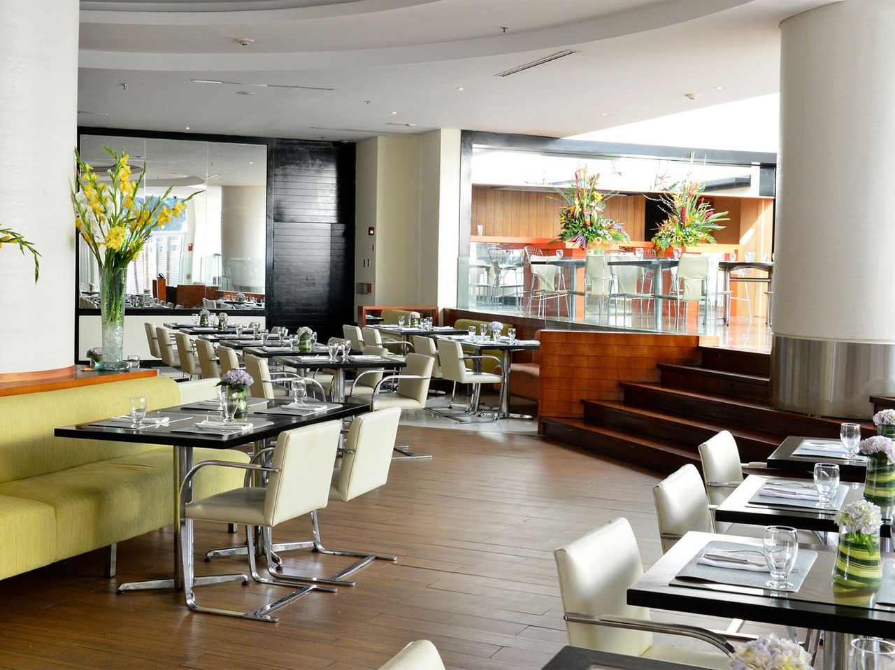 El restaurante Ribeira Brava, del Hotel en Caracas, tiene un ambiente elegante y acogedor con sofás y sillas acolchadas