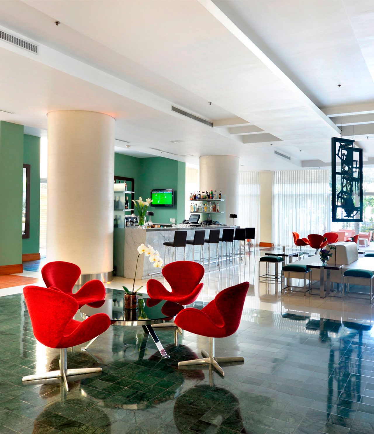 El Lobby Bar, del Hotel en Caracas, tiene mucha luz natural, una televisión y varias mesas para disfrutar de una bebida