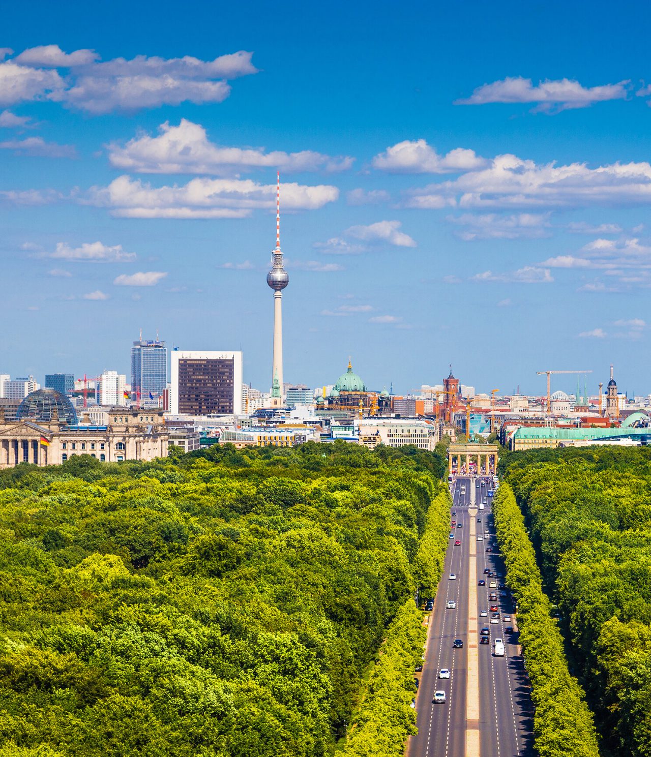 Vista aérea de la avenida Unter den Linden en Berlín, rodeada de árboles con la Torre de Televisión al fondo