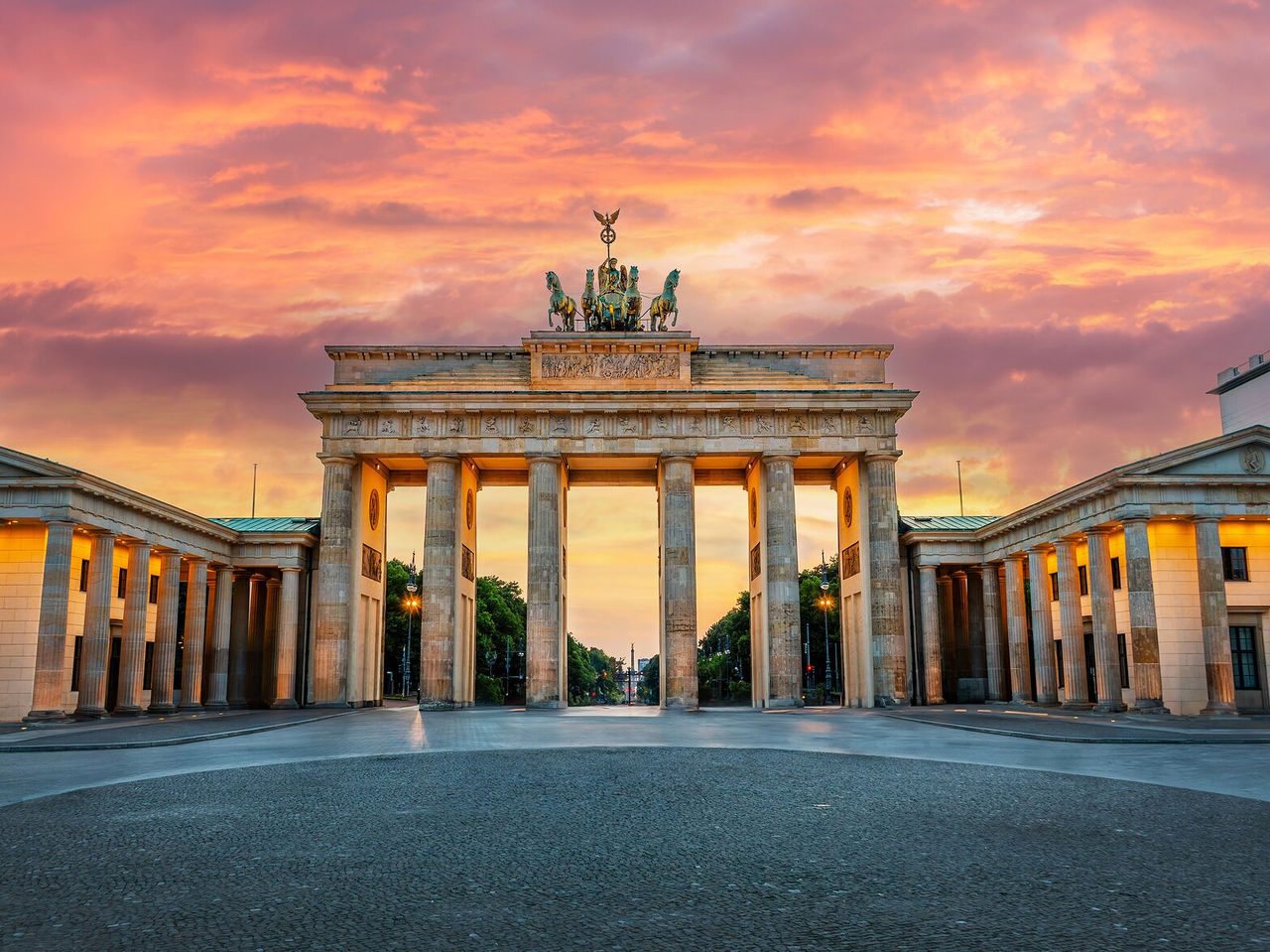Vista icónica de la Puerta de Brandeburgo en Berlín, Alemania, iluminada por la puesta de sol