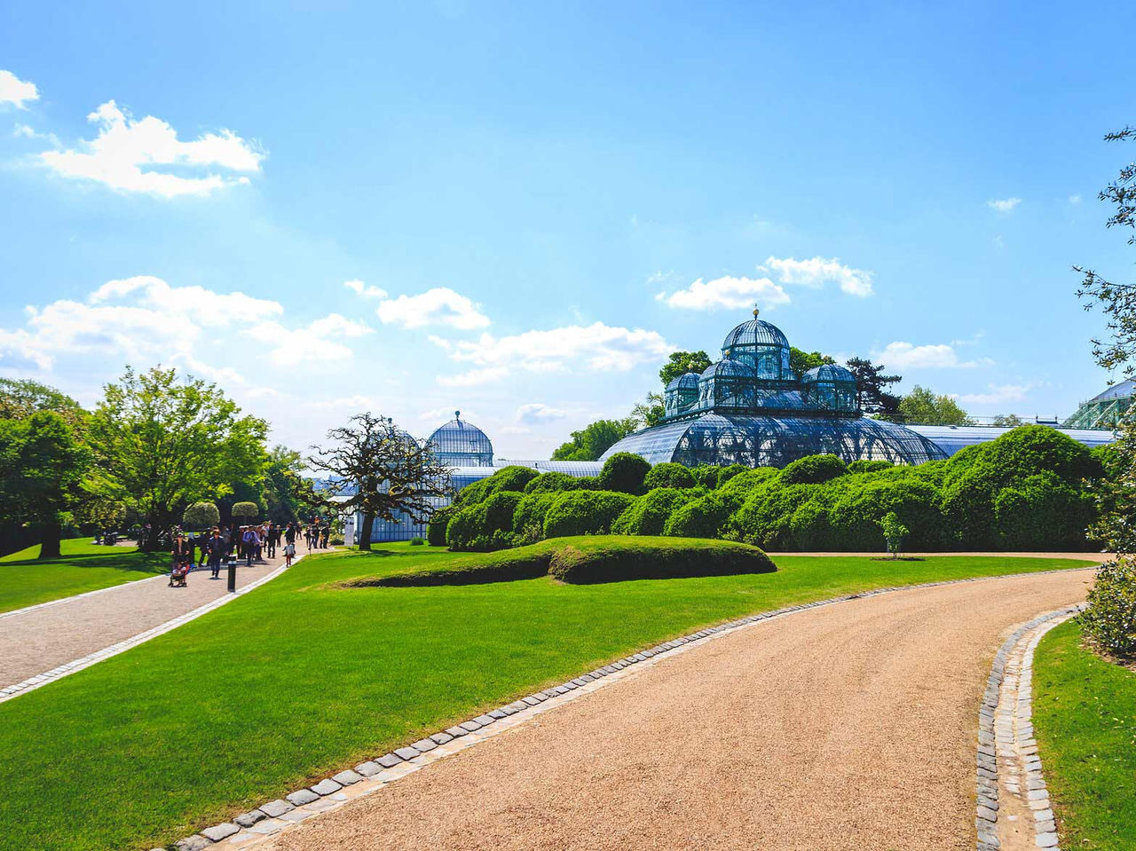 Alójese en un hotel en Bruselas, Bélgica, cerca del centro y disfrute de la naturaleza en sus parques