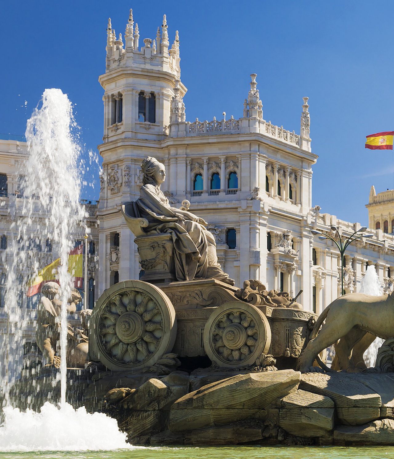 Plaza de Cibeles, en el centro de Madrid, cerca del Parque del Retiro, con una estatua y una fuente en el centro
