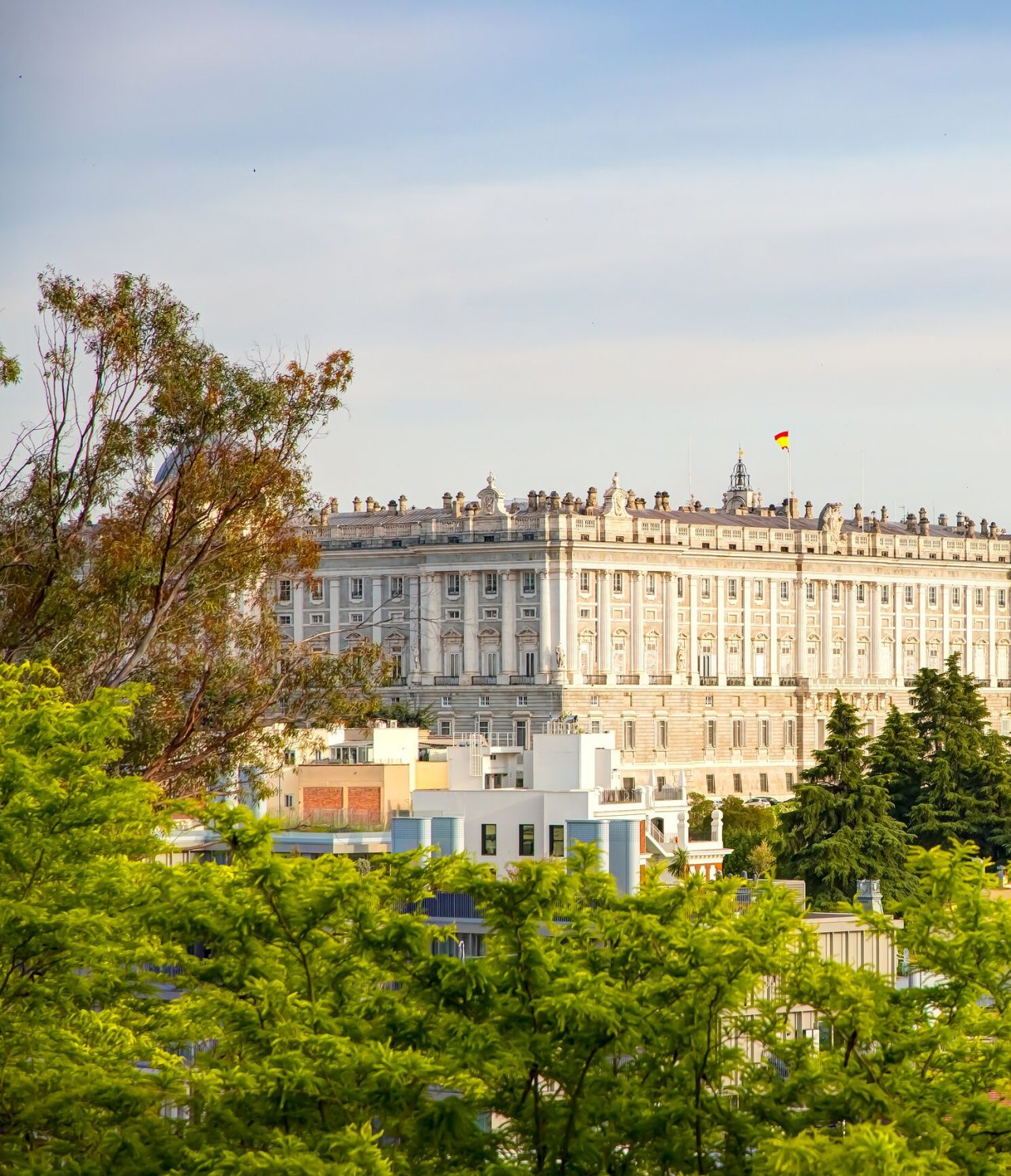 Vista del Palacio Real en Madrid, patrimonio de la ciudad, rodeado de árboles