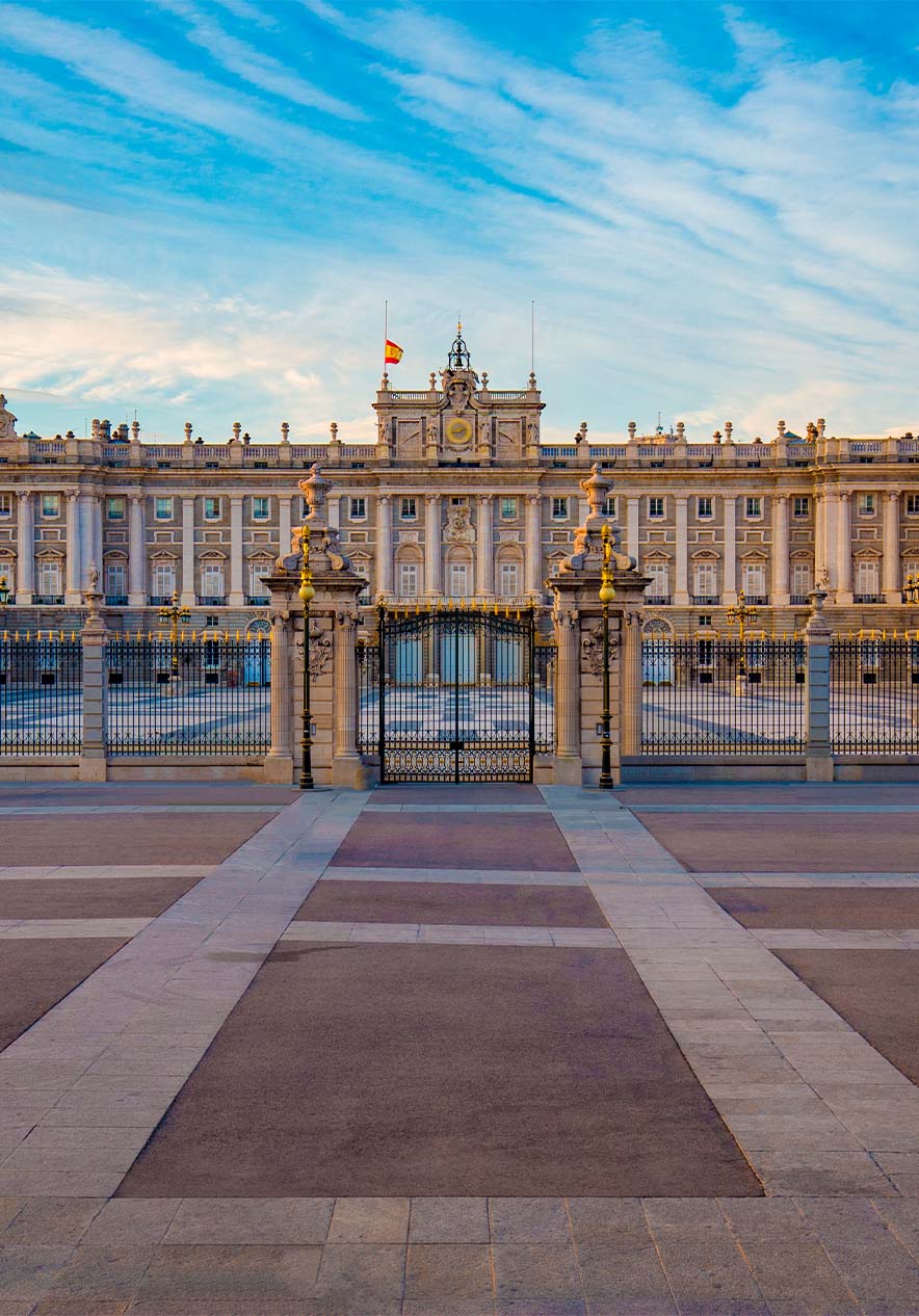 Palacio Real de Madrid, emblemático en España, con fachada imponente y rica arquitectura barroca