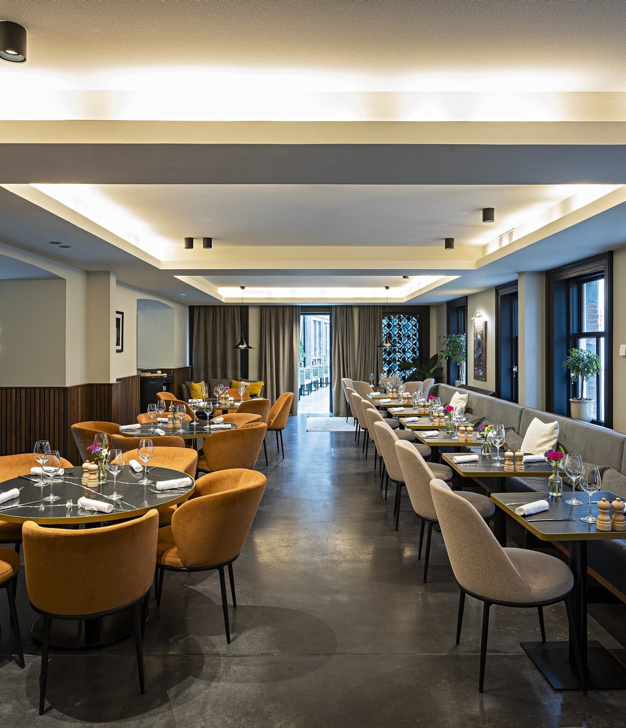 El restaurante Archive, del Hotel 5 Estrellas en Ámsterdam, tiene un espacio amplio, con mesas redondas y cuadradas