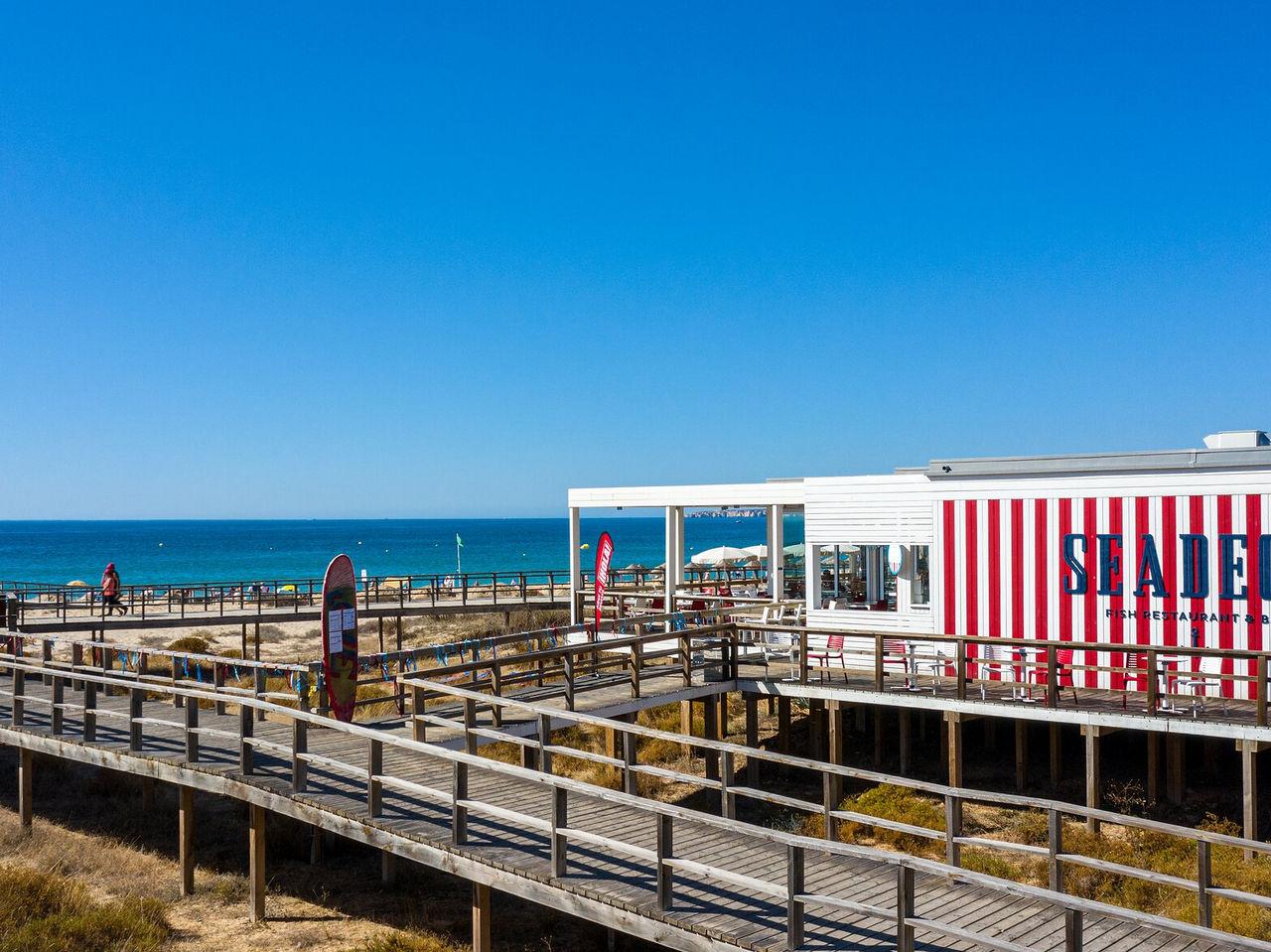 El restaurante Sea Deck, del Hotel Premium en el Algarve, ofrece una experiencia gastronómica regional con terraza