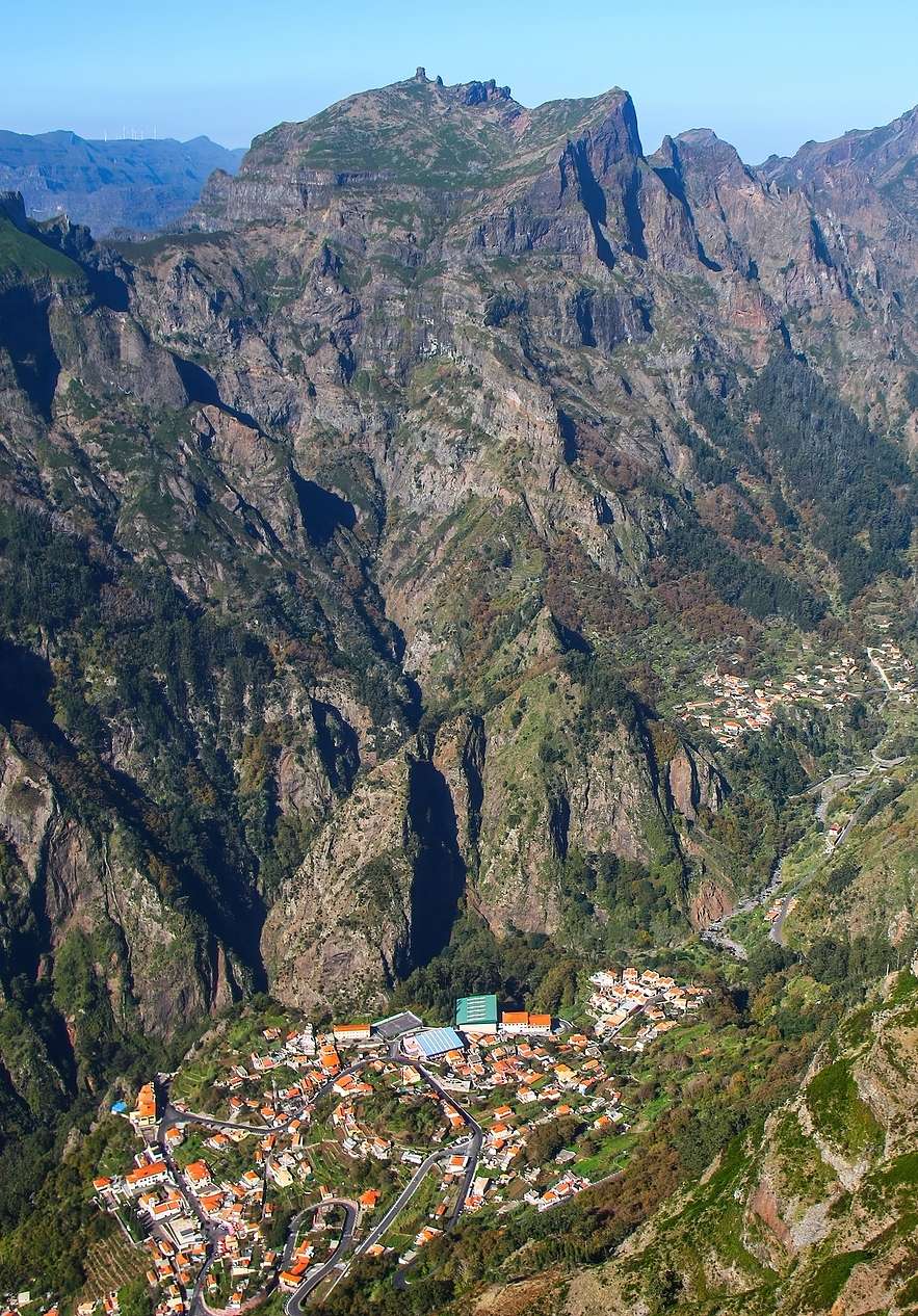Hospédate en Pestana Grand y descubre la belleza del Curral das Freiras en Madeira, con su valle y casas
