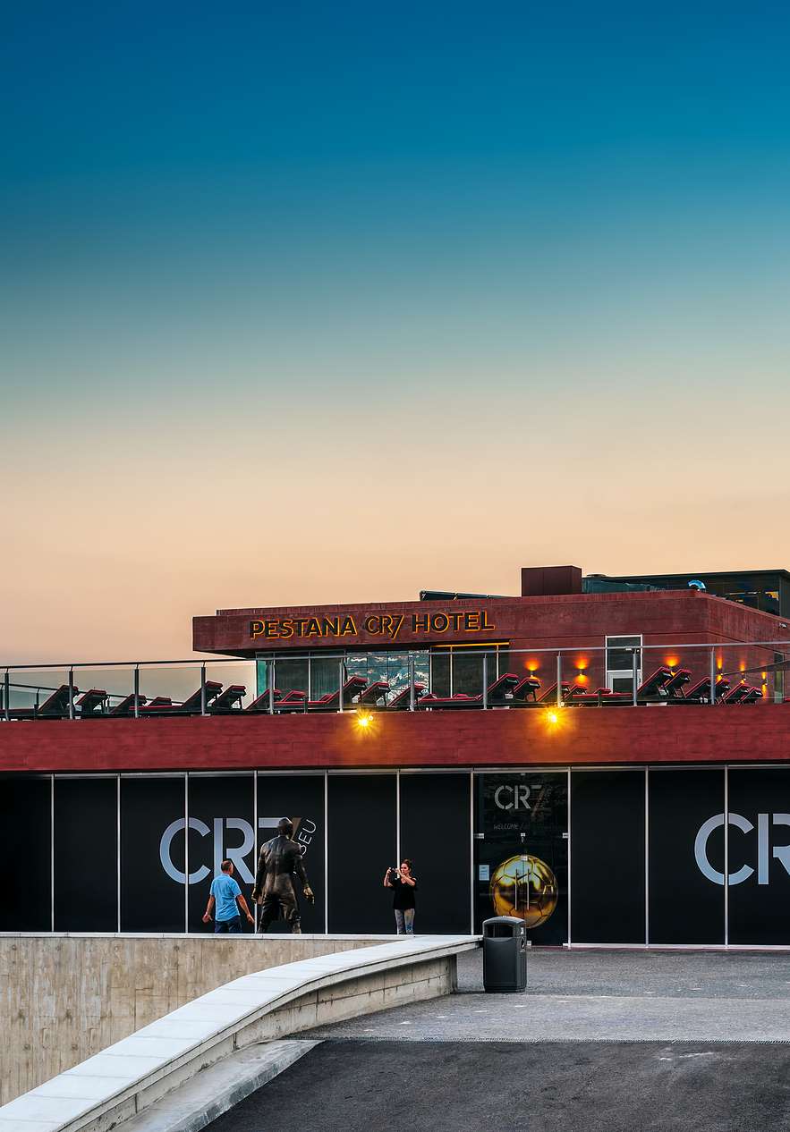 Museo de Cristiano Ronaldo, junto al hotel Pestana CR7 Funchal, con personas fotografiándose con la estatua del jugador