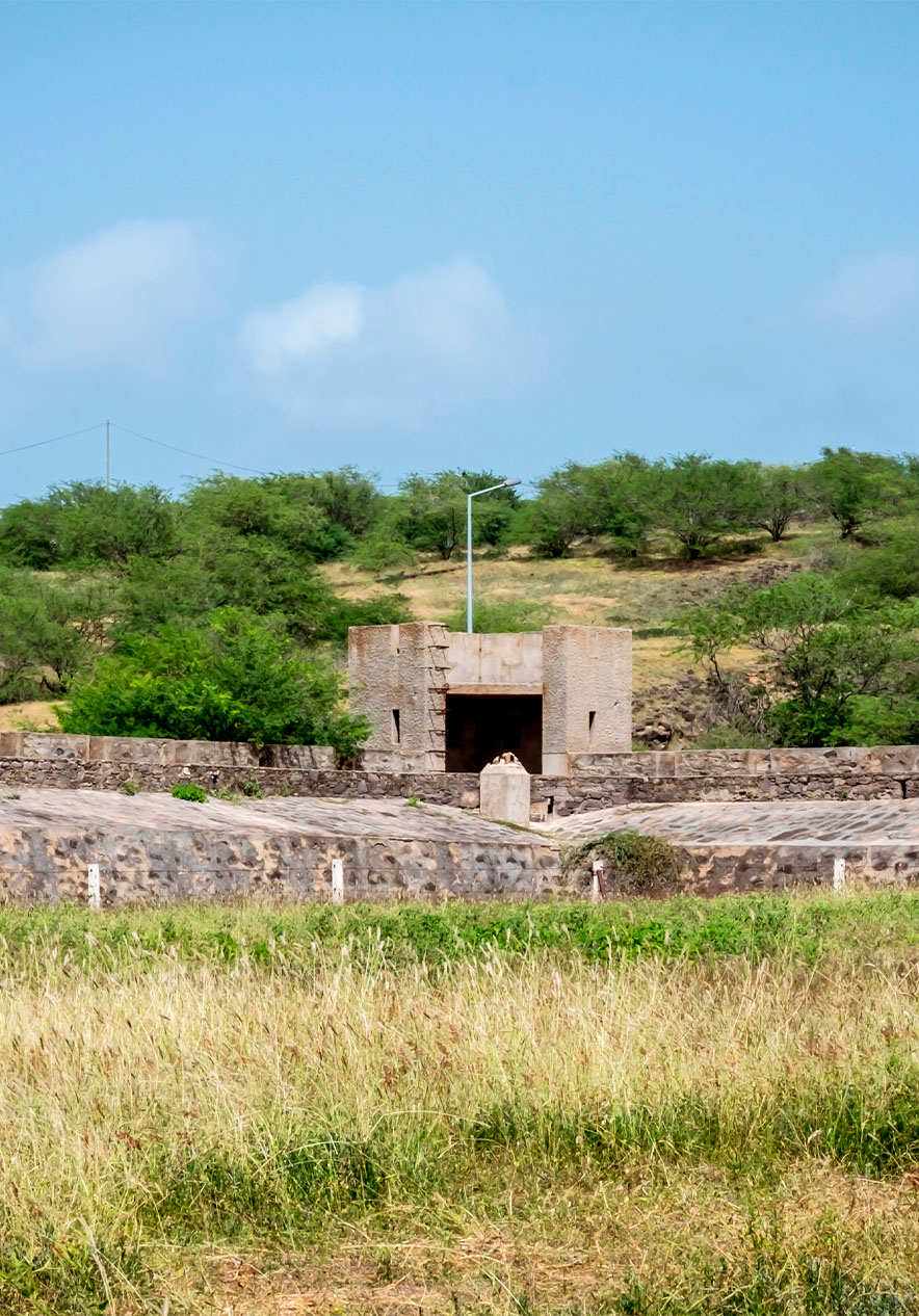 Vista para o Campo de Concentração do Tarrafal, com os seus muros de pedra e vegetação à volta