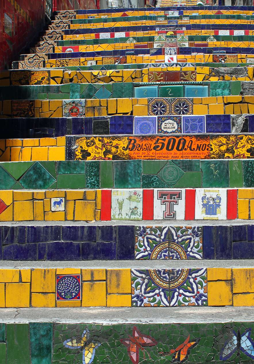 Escadaria Selarón, uma obra de arte ao ar livre, com cada degrau revestido de azulejos coloridos de diversas partes do mundo