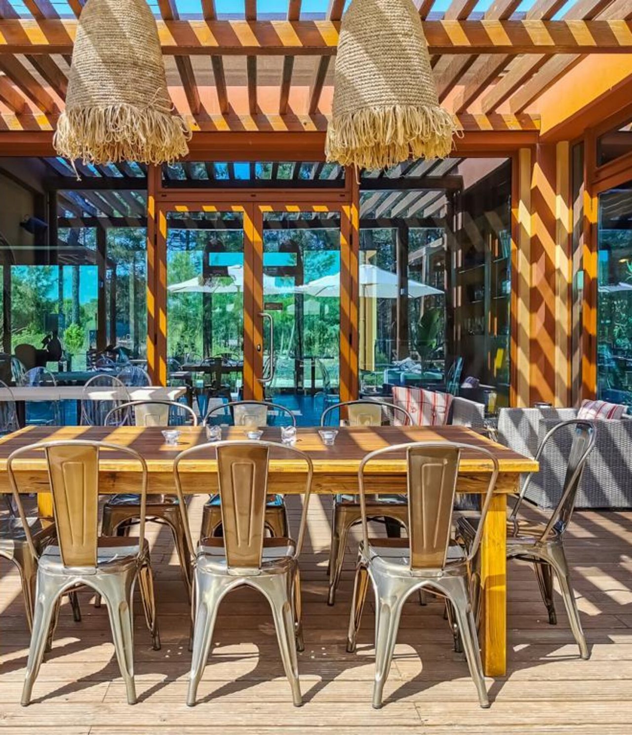 O restaurante Grão de Bico, do Eco Resort a 10 Minutos da Praia da Comporta, tem uma esplanada agradável com cadeiras e mesas
