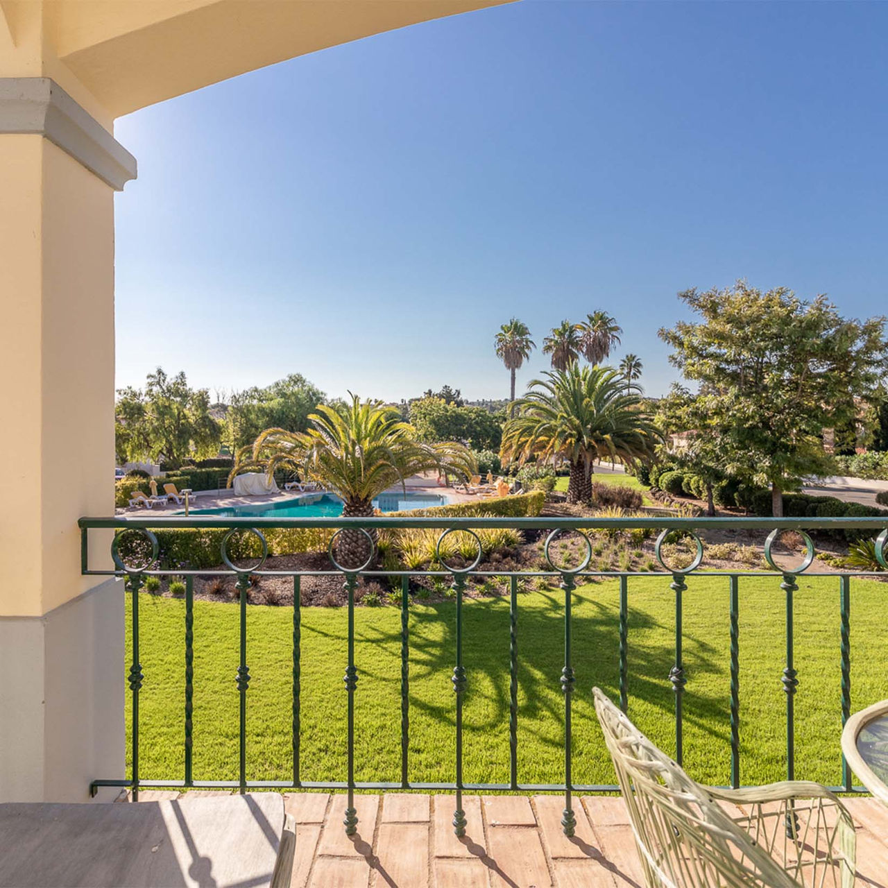 Vista de um apartamento de Hotel no Carvoeiro, perto de Campos de Golfe, com jardim e piscina exterior