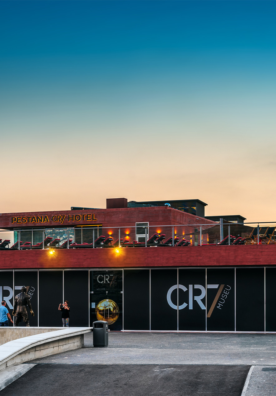 Museu do Cristiano Ronaldo, junto ao hotel Pestana CR7 Funchal, com pessoas a tirar fotografia com a estátua do jogador