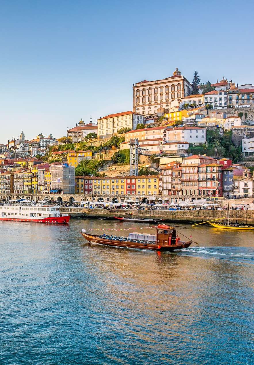 Fique no Pestana Vintage Porto e descubra a beleza do cais da Ribeira, com os seus edifícios históricos coloridos
