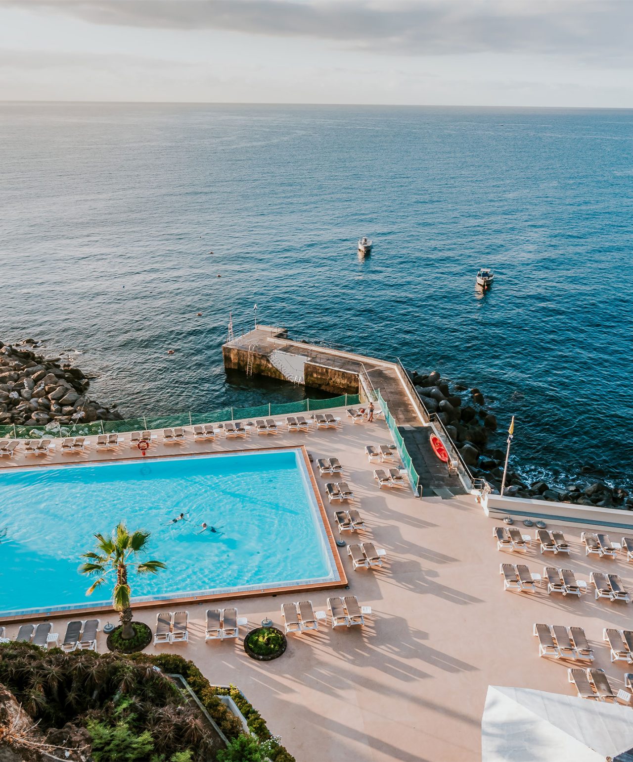 História dos Pestana Hotels & Resorts. Hotéis com piscina em cima do mar, como o Pestana Carlton Madeira