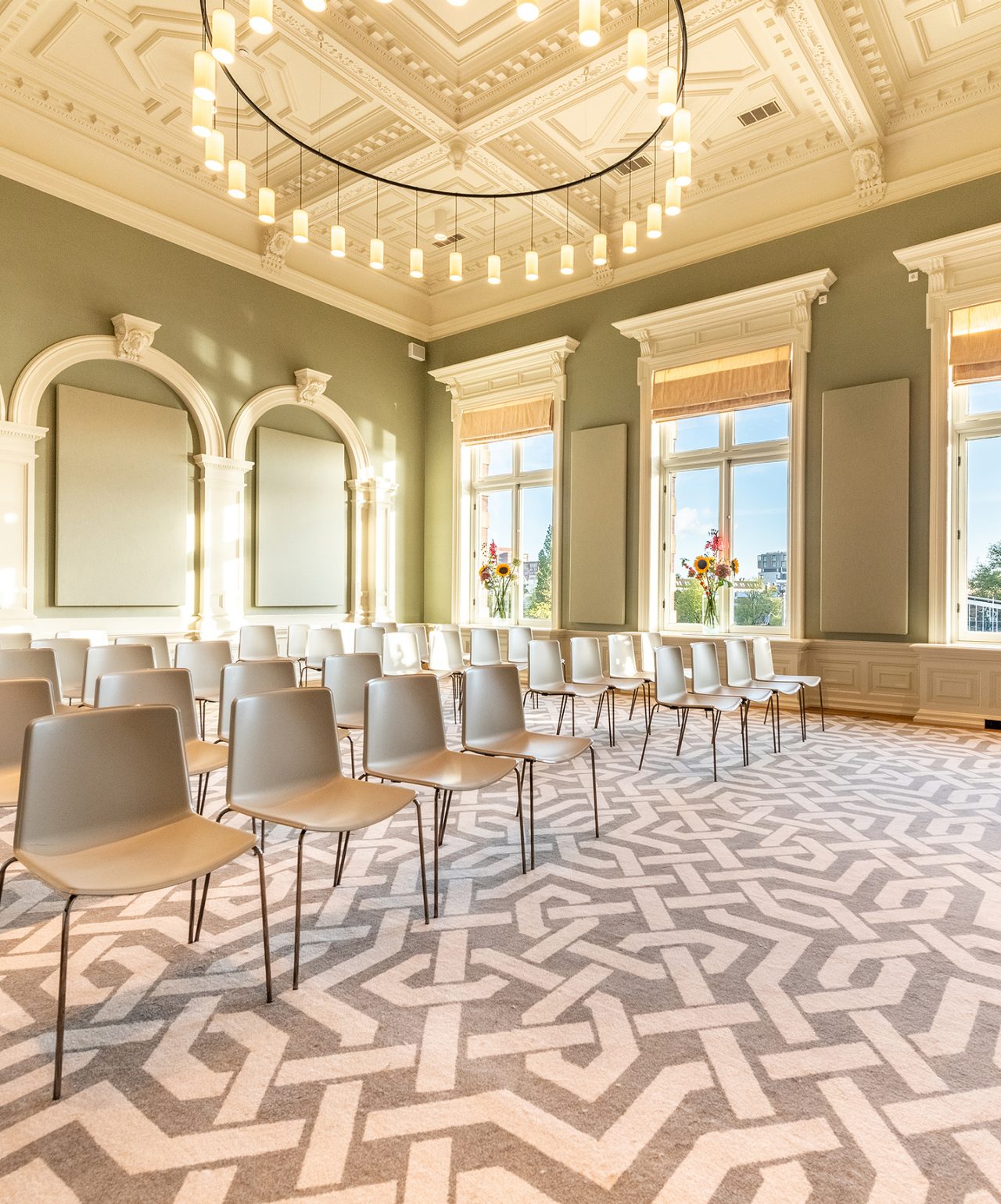 Reuniões e Conferências no Pestana Hotel Group, em pequenas salas com decoração clássica e elegante, com tetos adornados