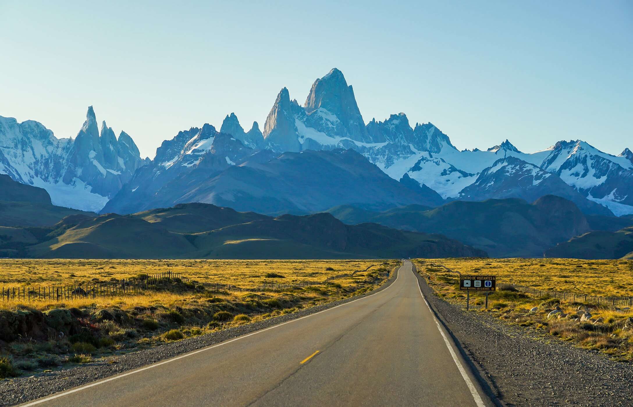 Asphaltstraße in Argentinien mit Blick auf den Cerro Fitz Roy, einem der berühmtesten Gipfel Patagoniens