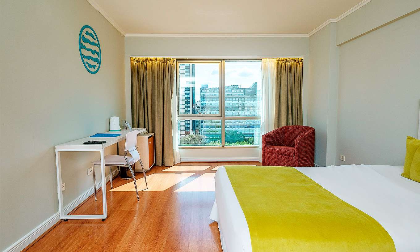 Das Queen Executive Zimmer im Pestana Buenos Aires hat ein Doppelbett, einen Schreibtisch und einen Stuhl
