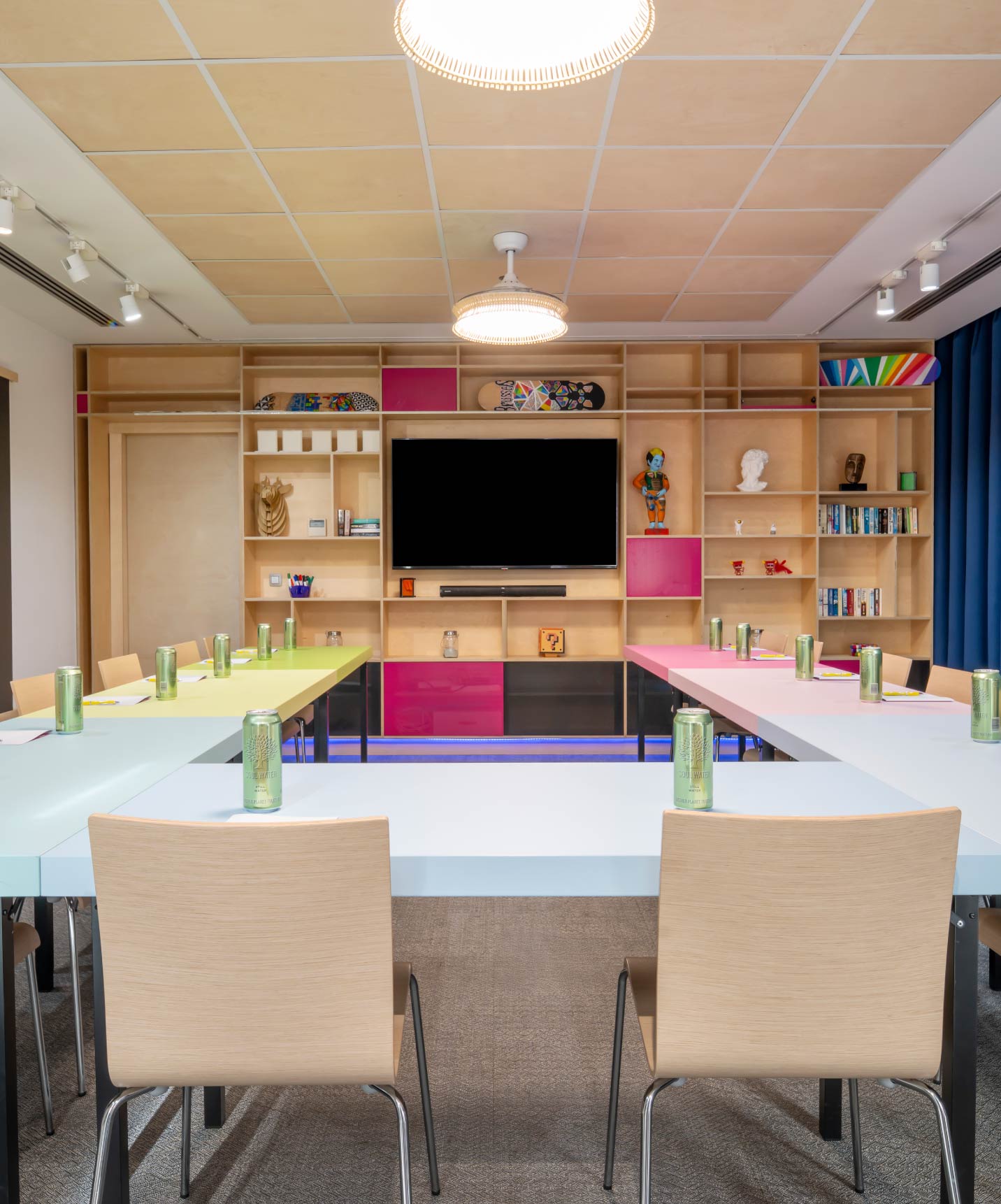 Tagungsraum mit Stühlen und Tischen im Pestana Brussels Schuman, Hotel in Brüssel nahe dem Europäischen Parlament