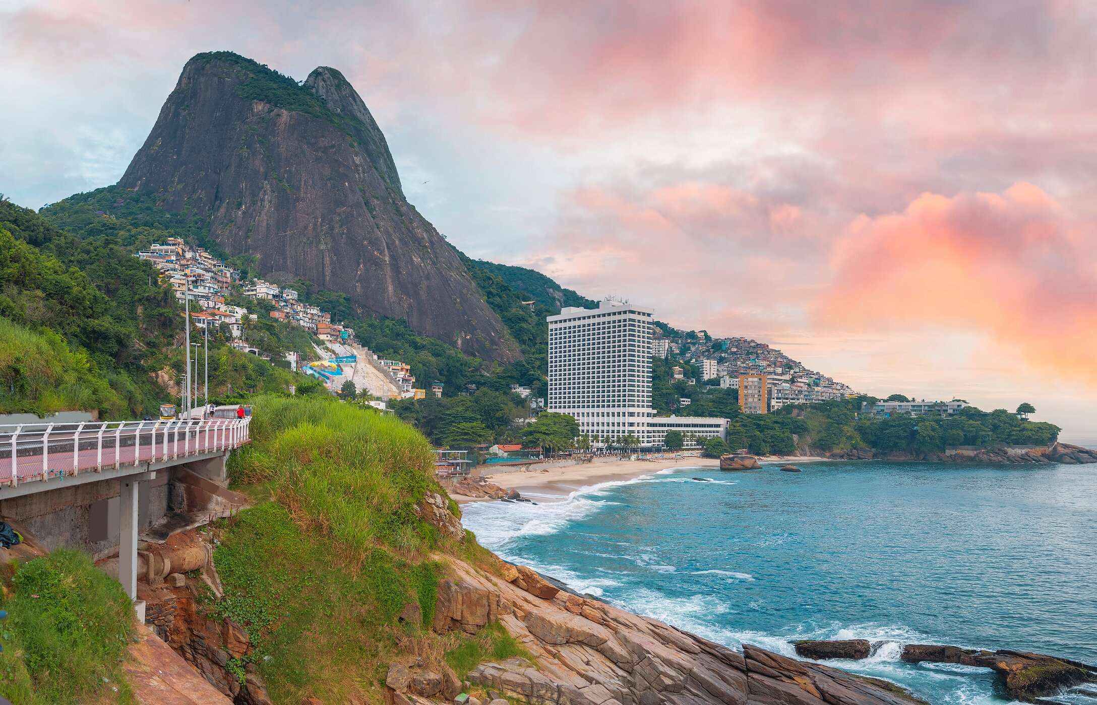Blick auf den Leblon-Strand bei Sonnenuntergang, Rio de Janeiro, Brasilien.