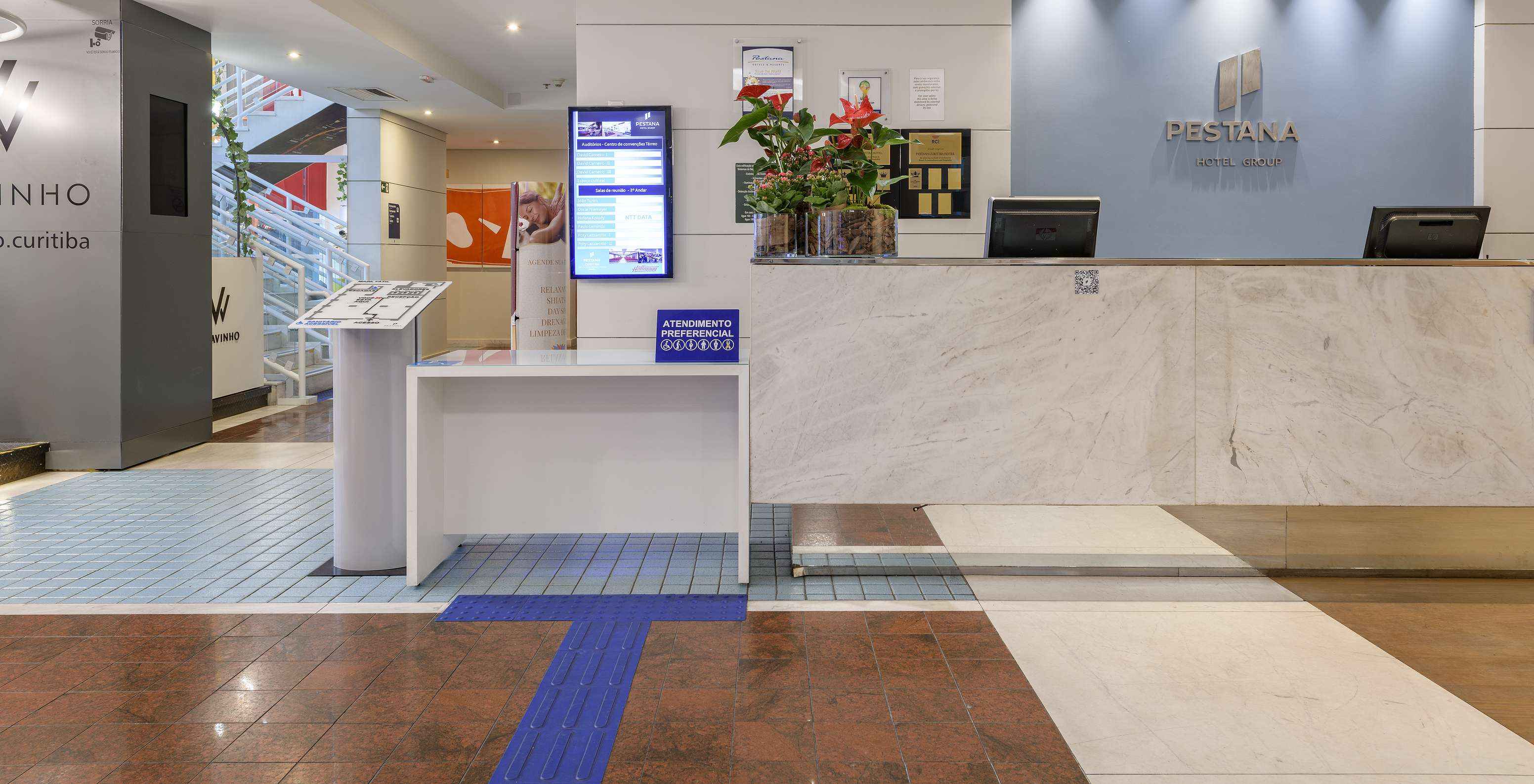 Das Hotel in Curitiba in der Nähe des Stadtteils Battel Pestana Curitiba hat eine 24-Stunden-Rezeption