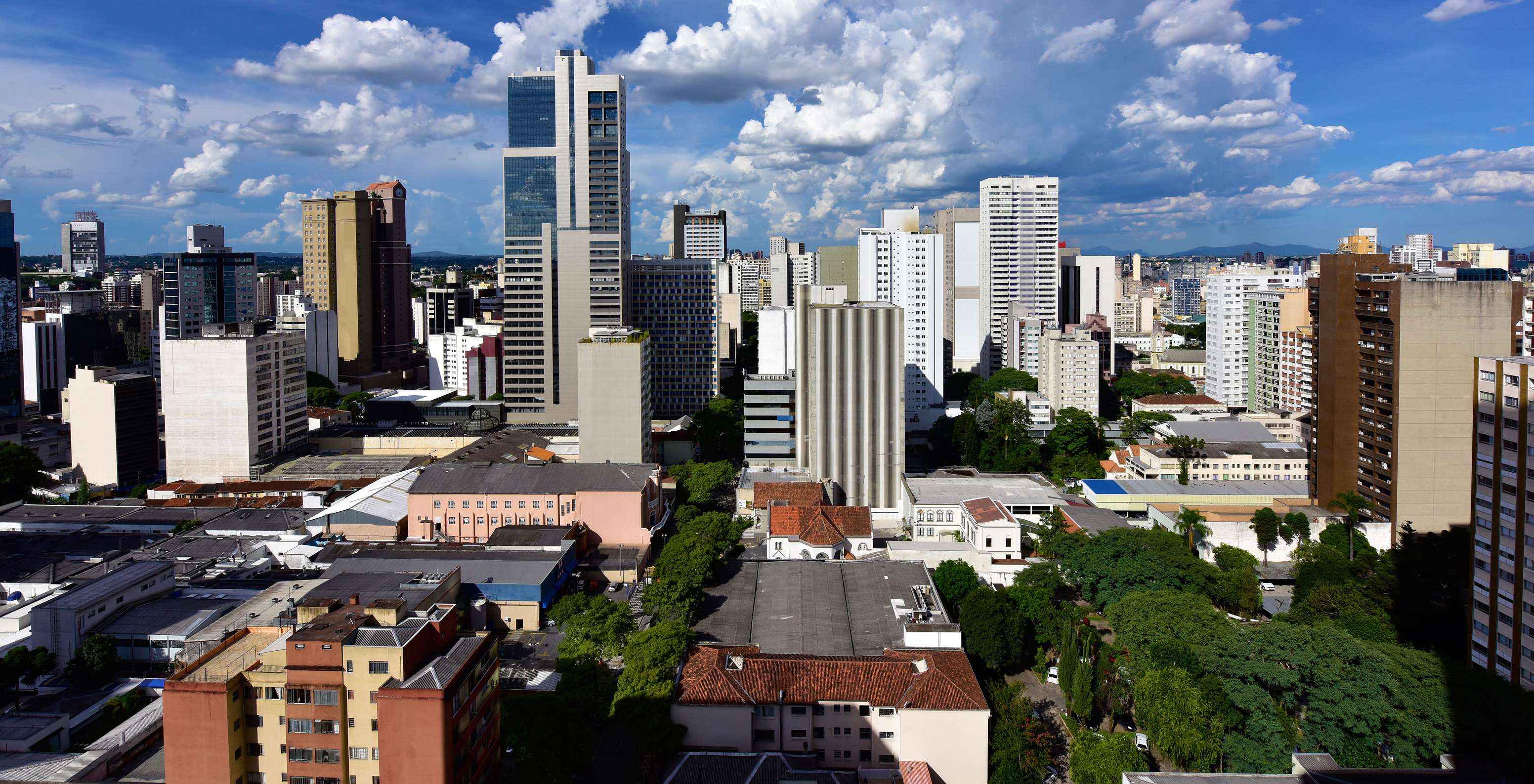 Blick auf das Hotel Pestana Curitiba in einer der Städte mit der besten Lebensqualität in Brasilien