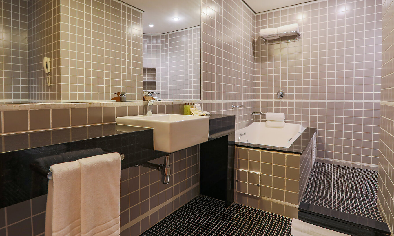 Die Executive Suite im Pestana Curitiba hat eine Dusche und eine Whirlpool-Badewanne