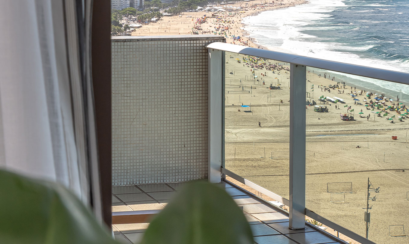 Die Suite am Strand im Pestana Rio Atlântica hat einen großen Balkon mit Meerblick.