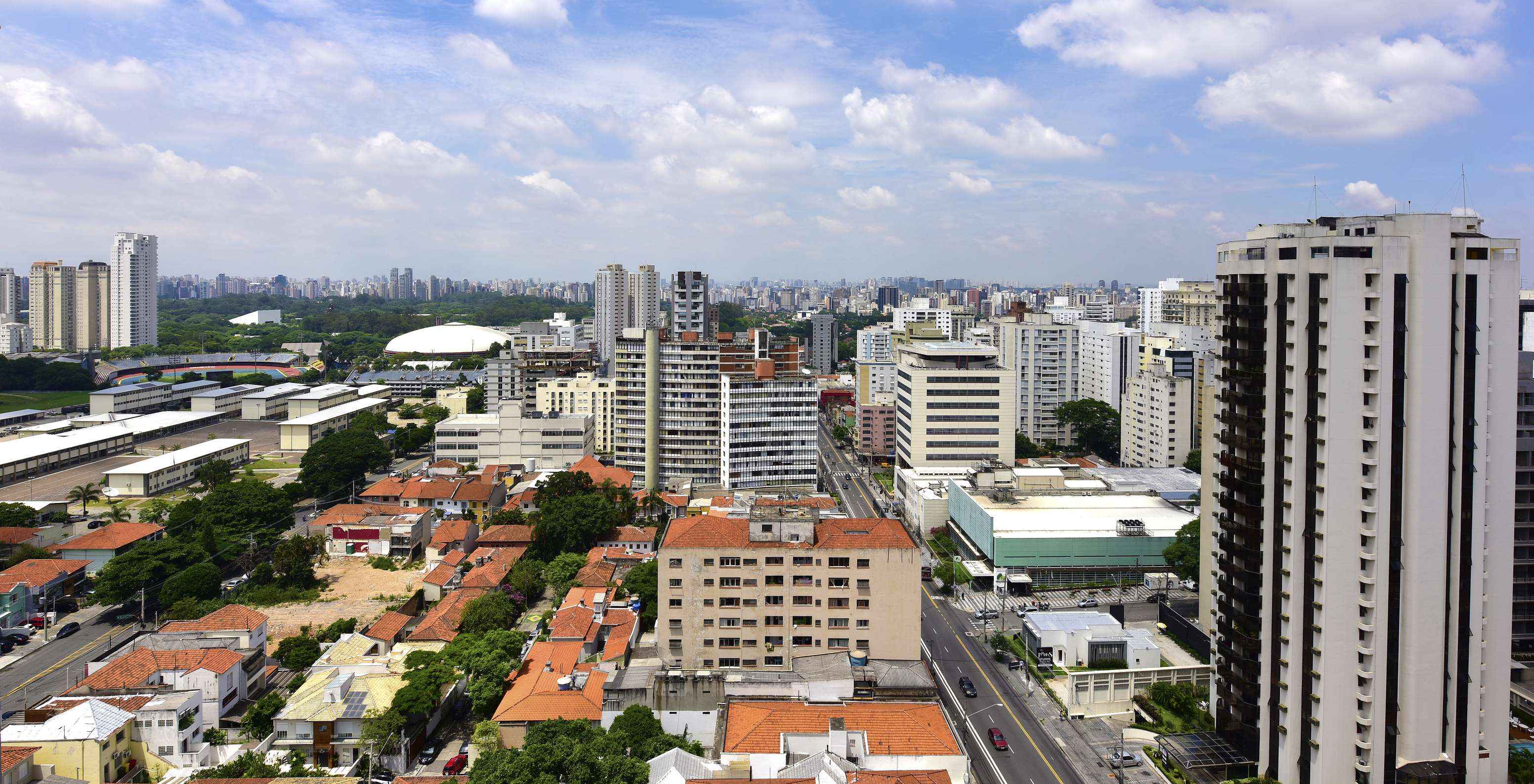 Panoramablick auf São Paulo mit Wolkenkratzern, belebten Straßen, Autos und Menschen, die die Energie der Stadt widerspiegelt