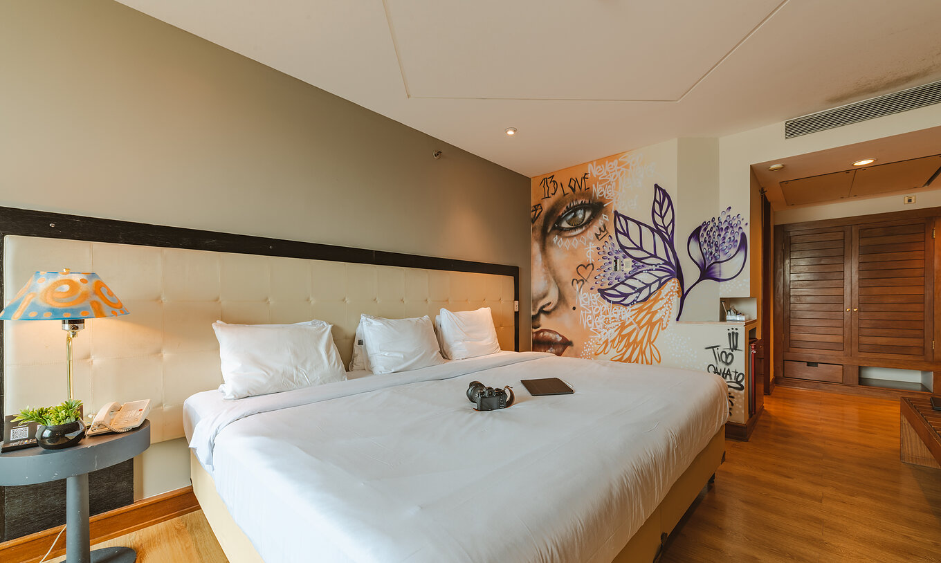 Das Art Room im Pestana São Paulo hat ein Dreibettzimmer und Gemälde von Tico Canato