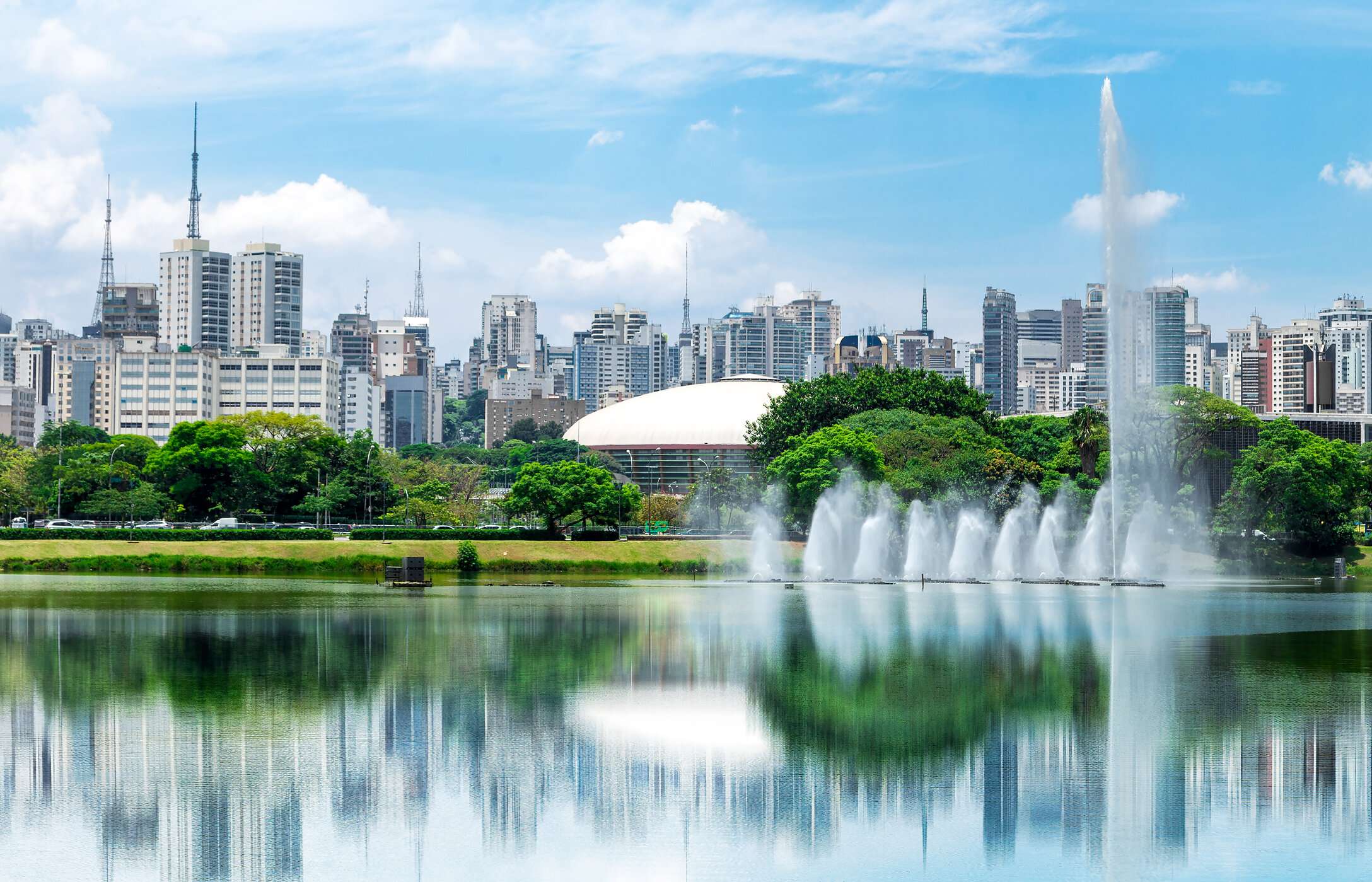  See mit Brunnen im Ibirapuera-Park, im Zentrum von São Paulo, mit grünen Flächen ringsum