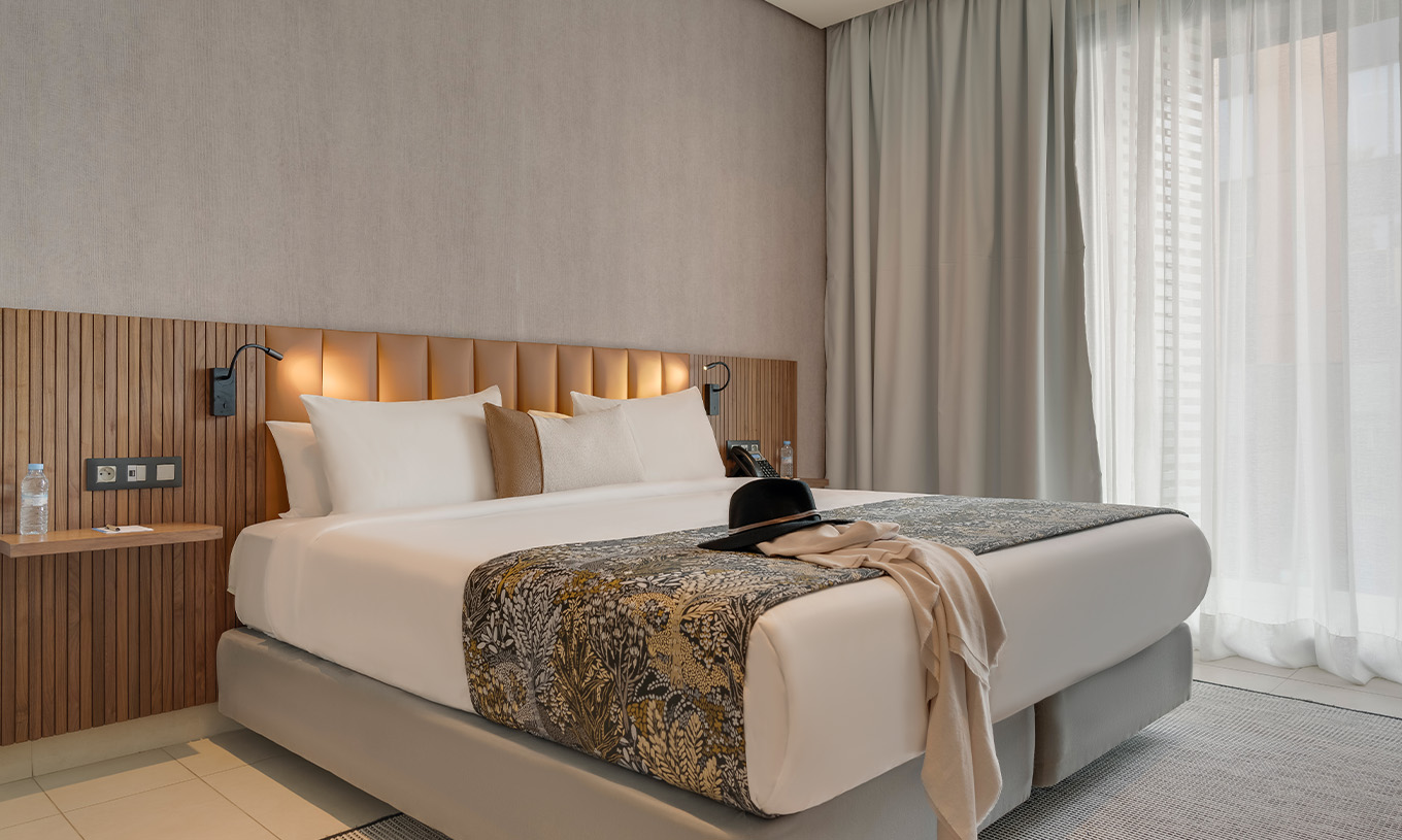 Die Suite im Pestana Casablanca hat ein Zimmer mit Doppelbett und schlichter, moderner Dekoration