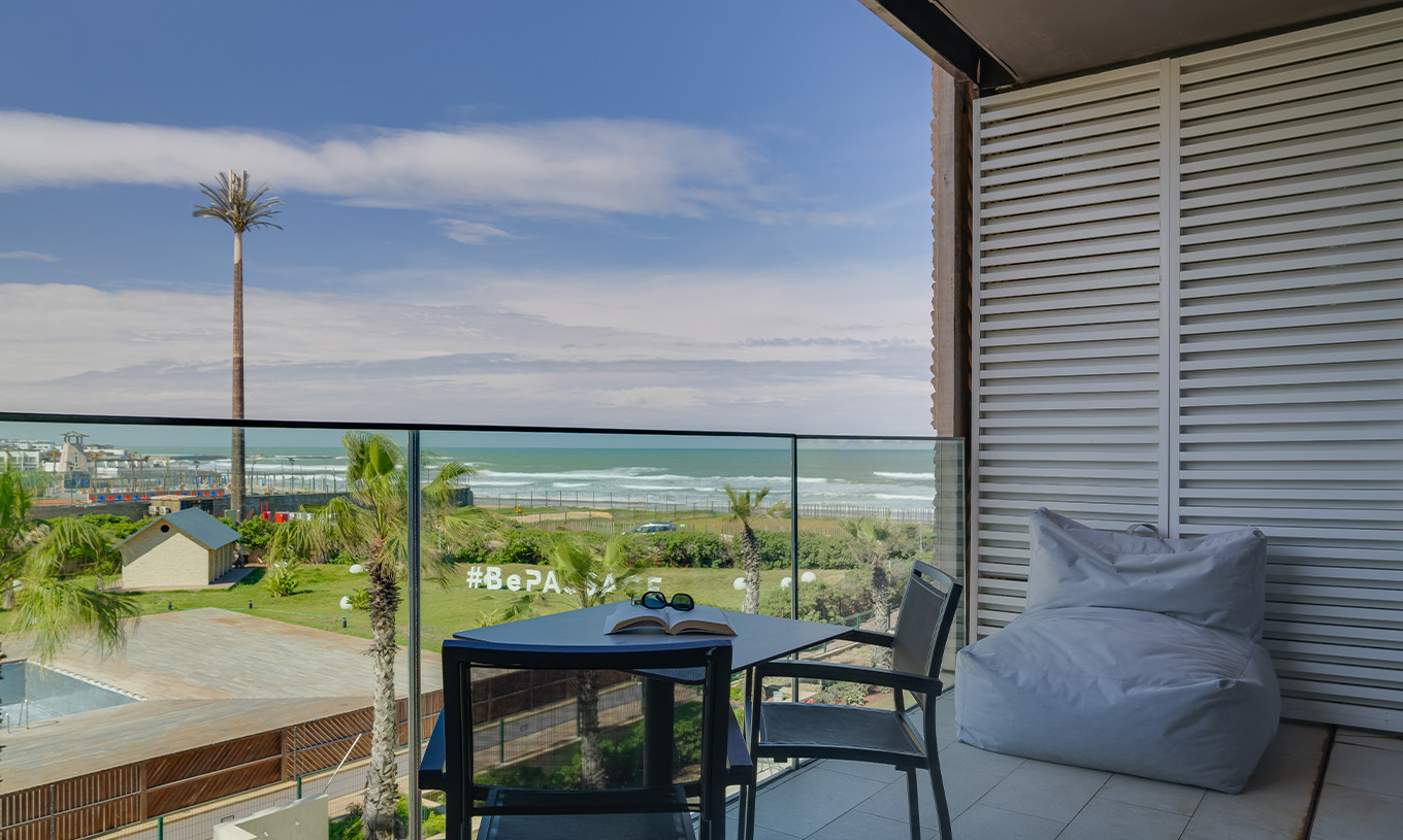Die Premium Superior Suite im Pestana Casablanca hat einen unglaublichen Balkon mit Meerblick, Tisch und zwei Stühlen