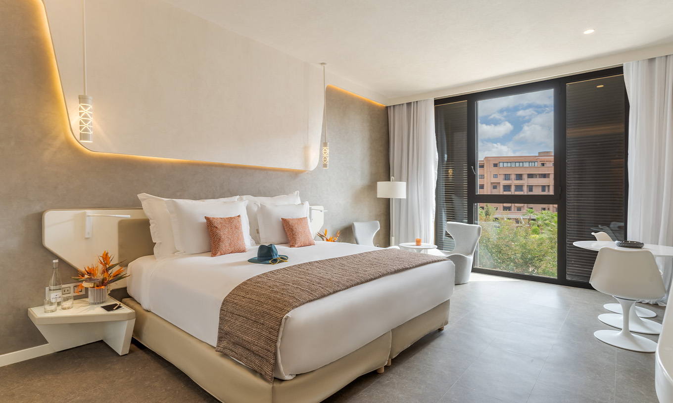 Das CR7 Zimmer im Pestana CR7 Marrakeck hat ein komfortables Doppelbett und moderne, beiges Dekor