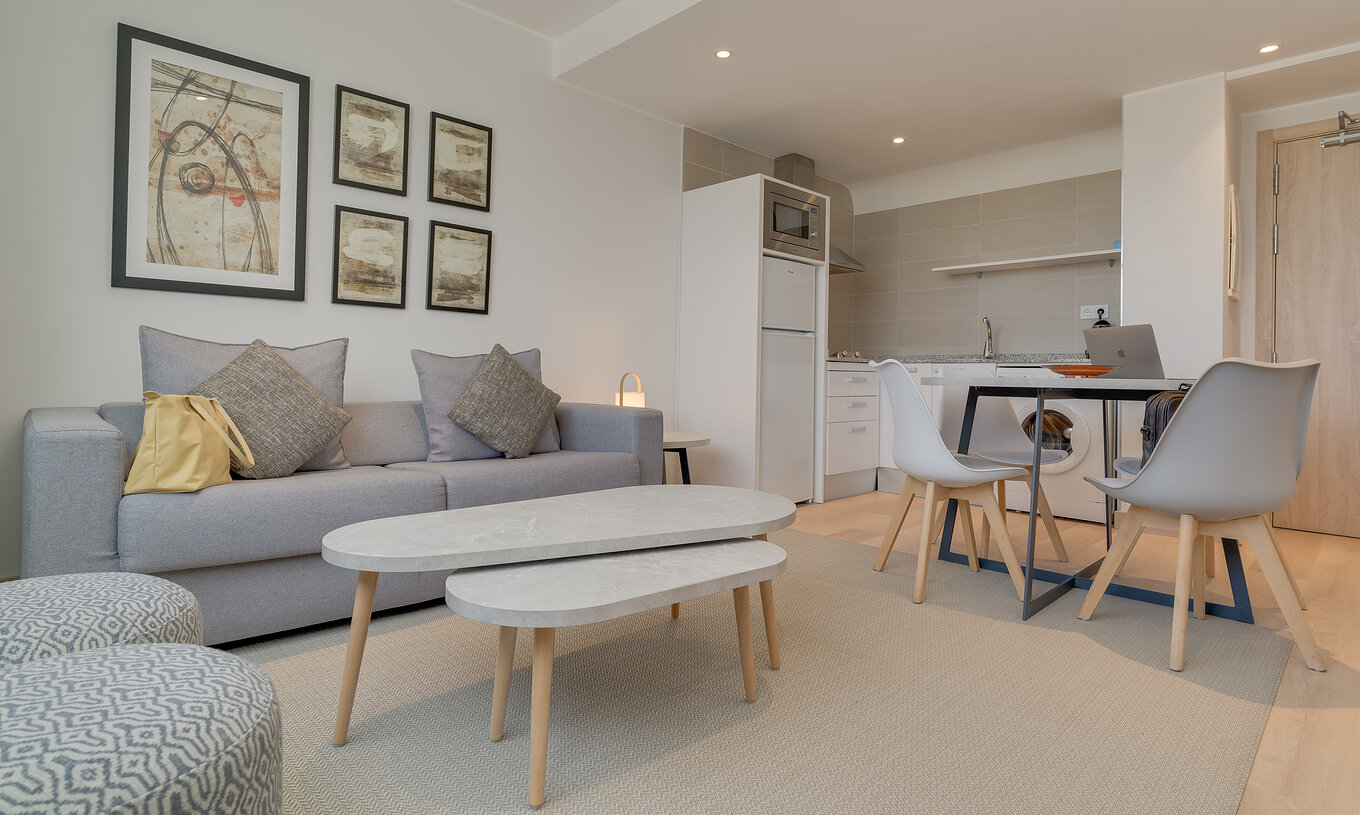 Die Familien-Suite im Pestana Tanger City Center hat ein Wohnzimmer mit Sofa und eine Kochnische mit Esstisch