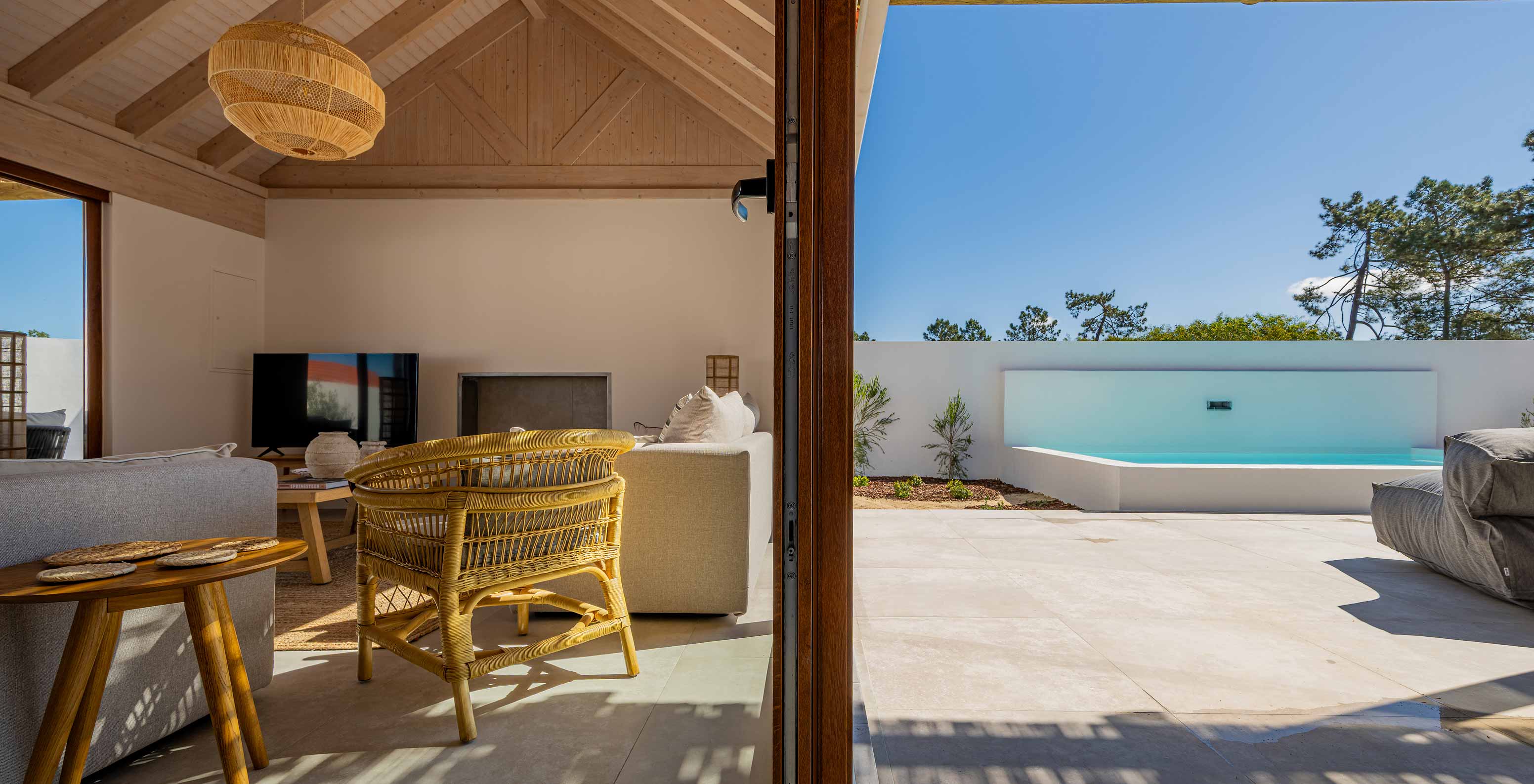 Die Premium Villa im Pestana Comporta Village Residences verfügt über ein Wohnzimmer mit Blick auf den Außenpool