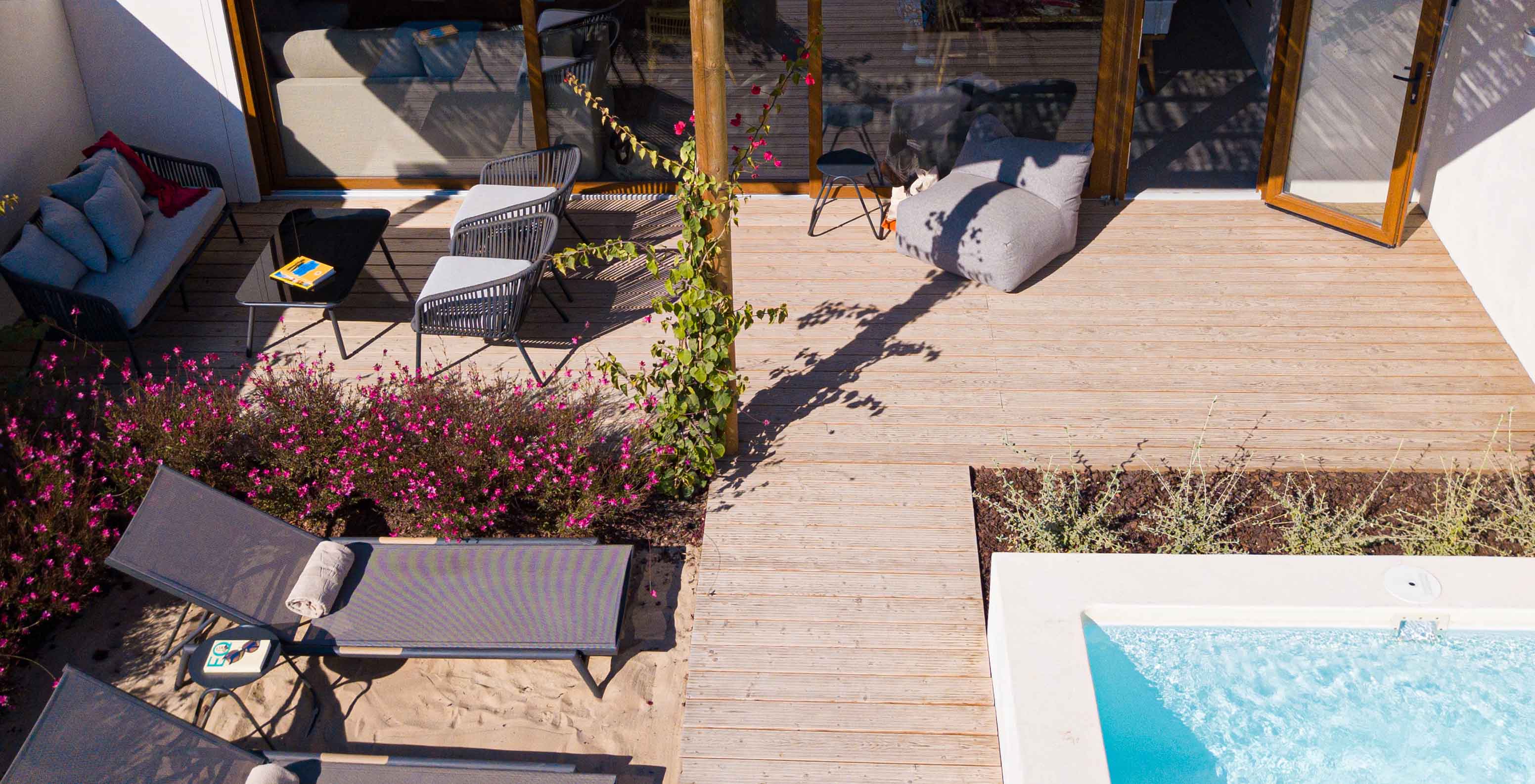 Die Standard Villa T2 im Pestana Comporta Village Residences verfügt über eine Terrasse mit Pool, Sonnenliegen und Pflanzen