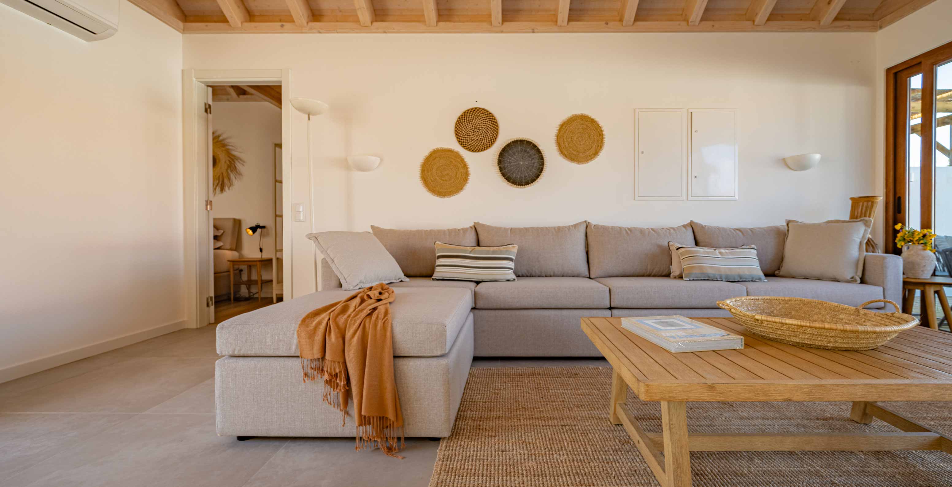 Die Superior Green Villa im Pestana Comporta Village Residences verfügt über ein Wohnzimmer mit grauem Sofa und einem Tisch