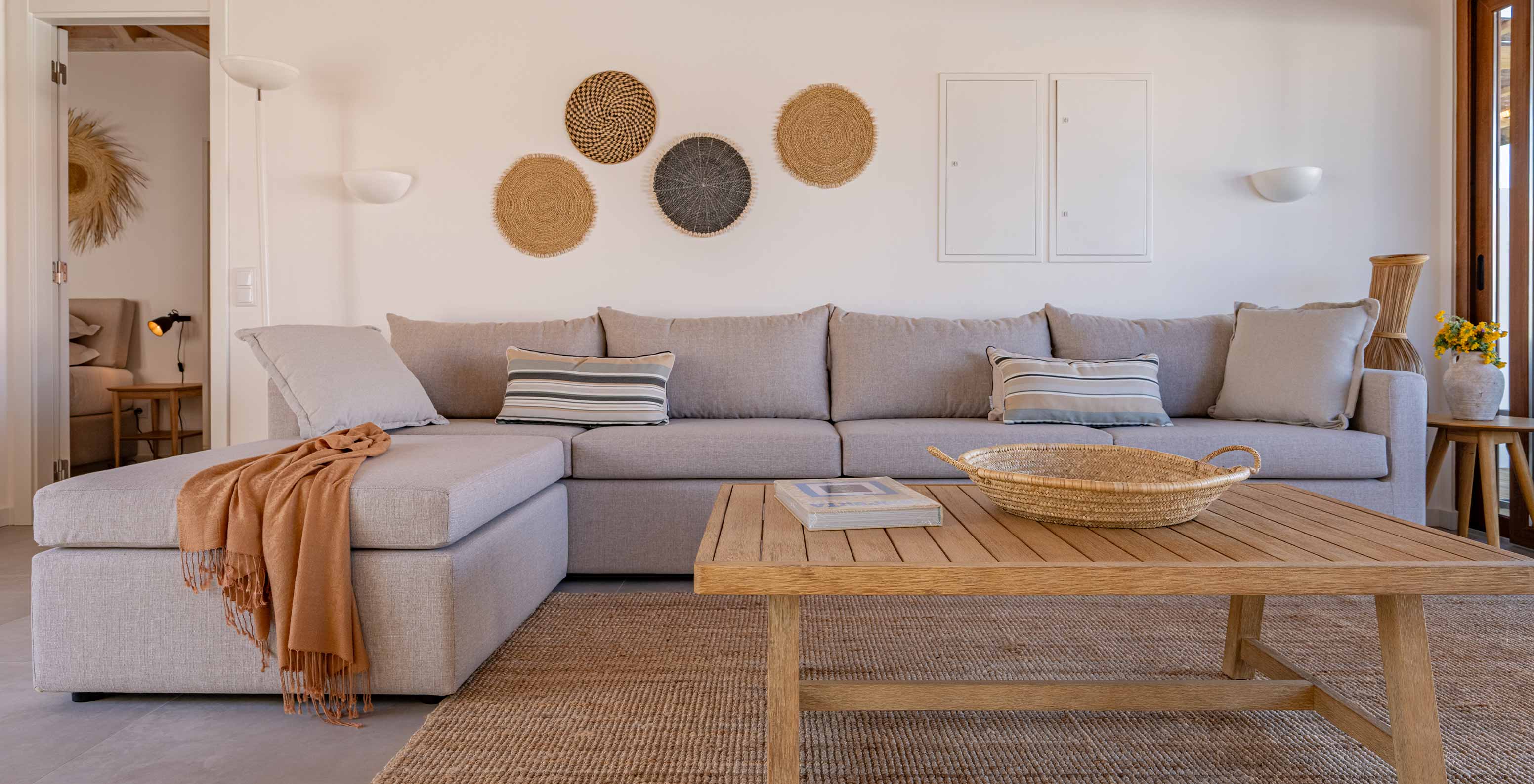 Die Superior Villa im Pestana Comporta Village Residences verfügt über ein Wohnzimmer mit grauem Sofa und einem Tisch