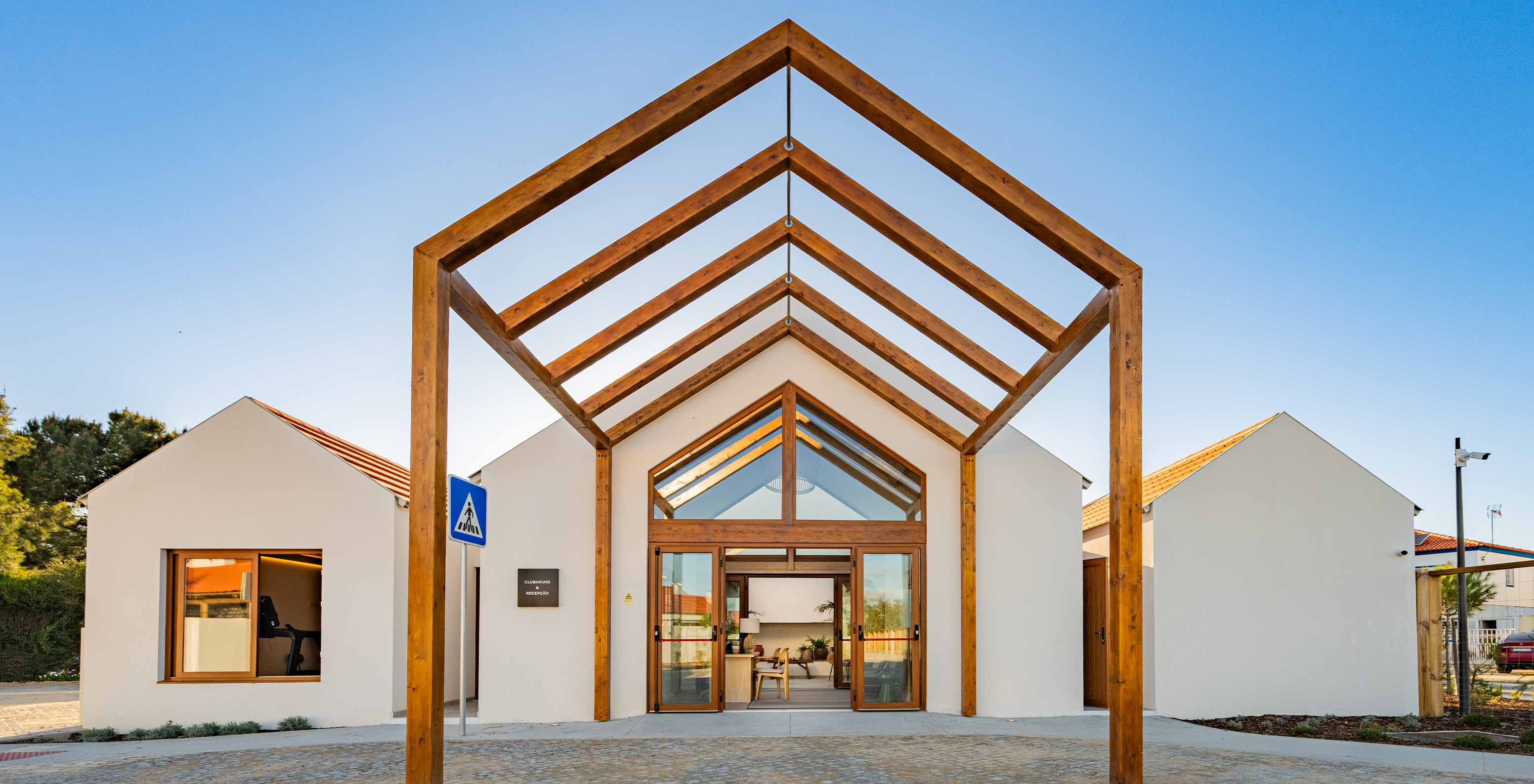 Außenansicht der Rezeption der Villen, 5 Minuten vom Strand von Comporta entfernt, im Pestana Comporta Village Residences