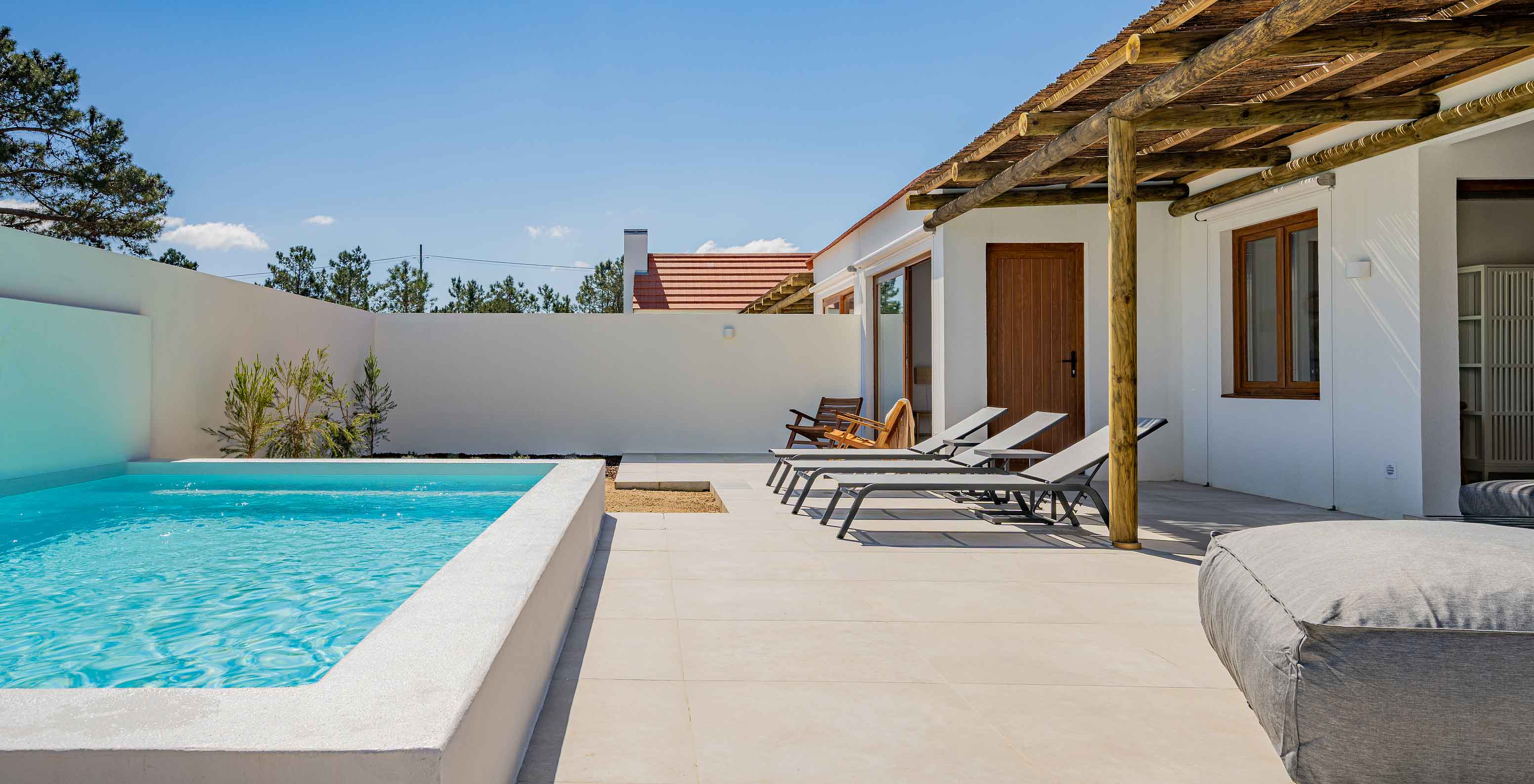 Die Premium Green Villa im Pestana Comporta Village Residences verfügt über einen Pool, Sonnenliegen und eine Außenpergola