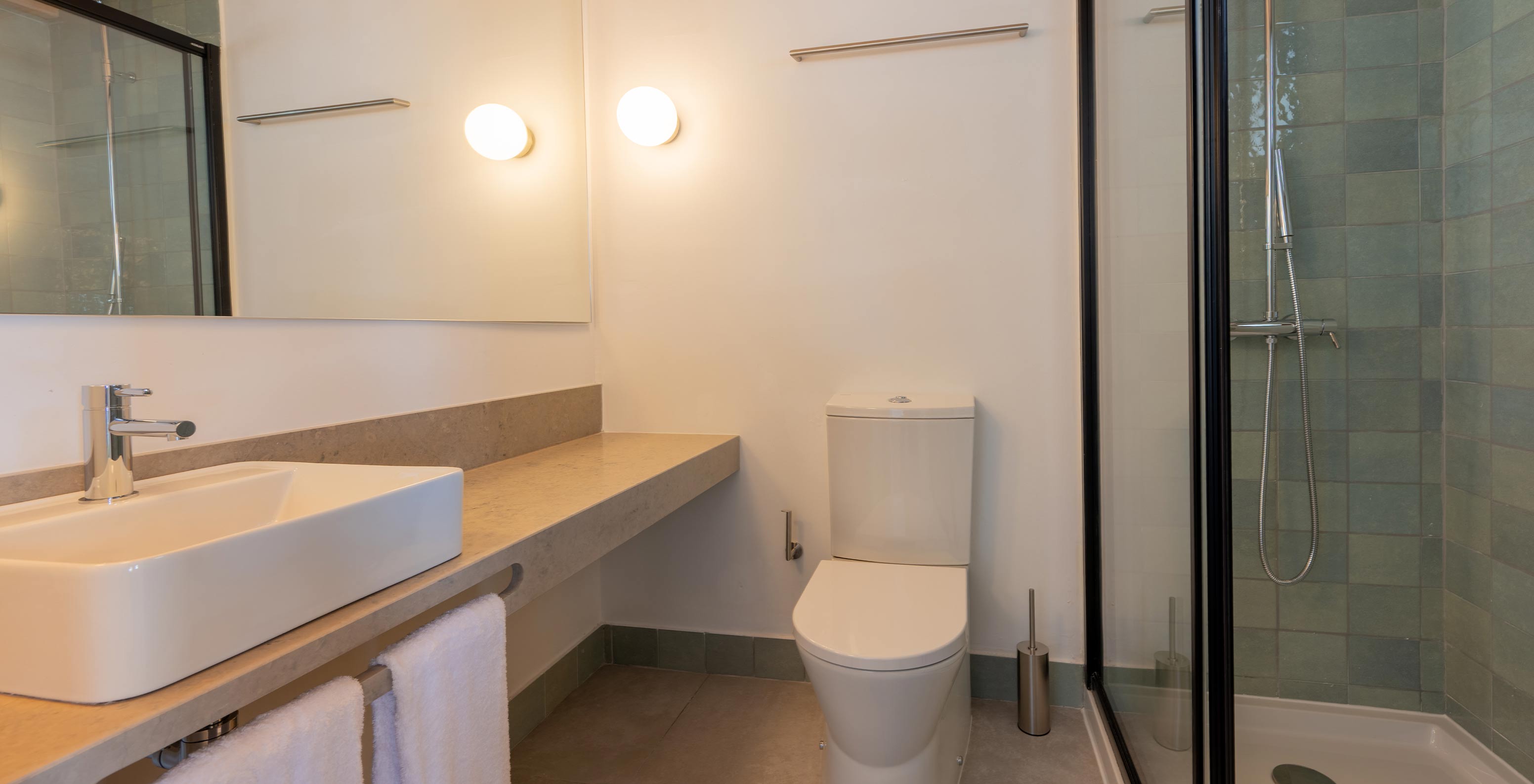 Die Standard Villa T1 im Pestana Comporta Village Residences verfügt über ein Badezimmer mit Waschbecken, Toilette und Dusche