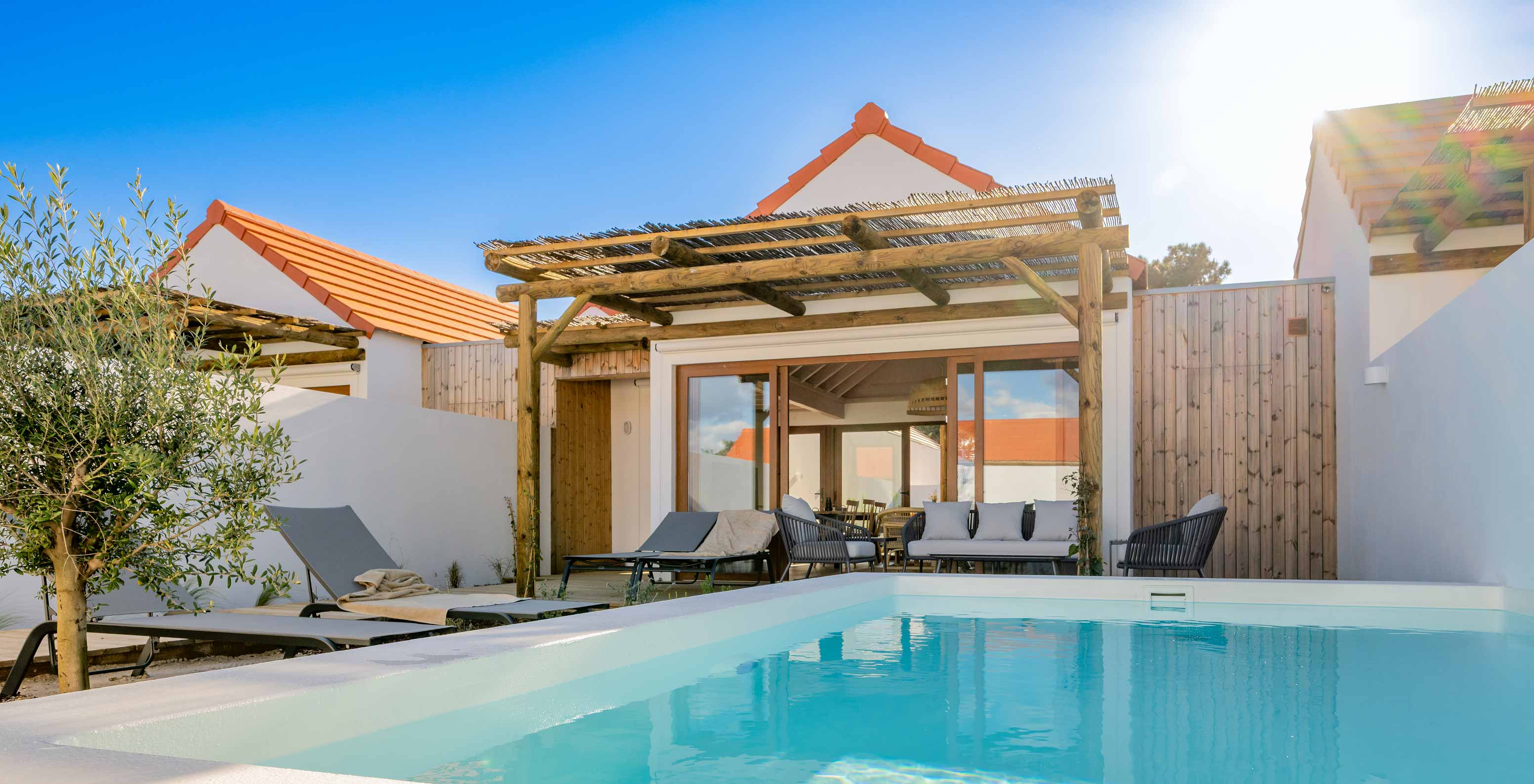 Die Superior Green Villa im Pestana Comporta Village Residences hat einen Außenbereich mit Pool und mehreren Sonnenliegen