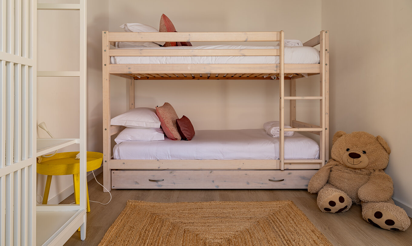 Die Superior Green Villa im Pestana Comporta Village Residences hat ein Etagenbett mit zwei Betten und einem Teddybären